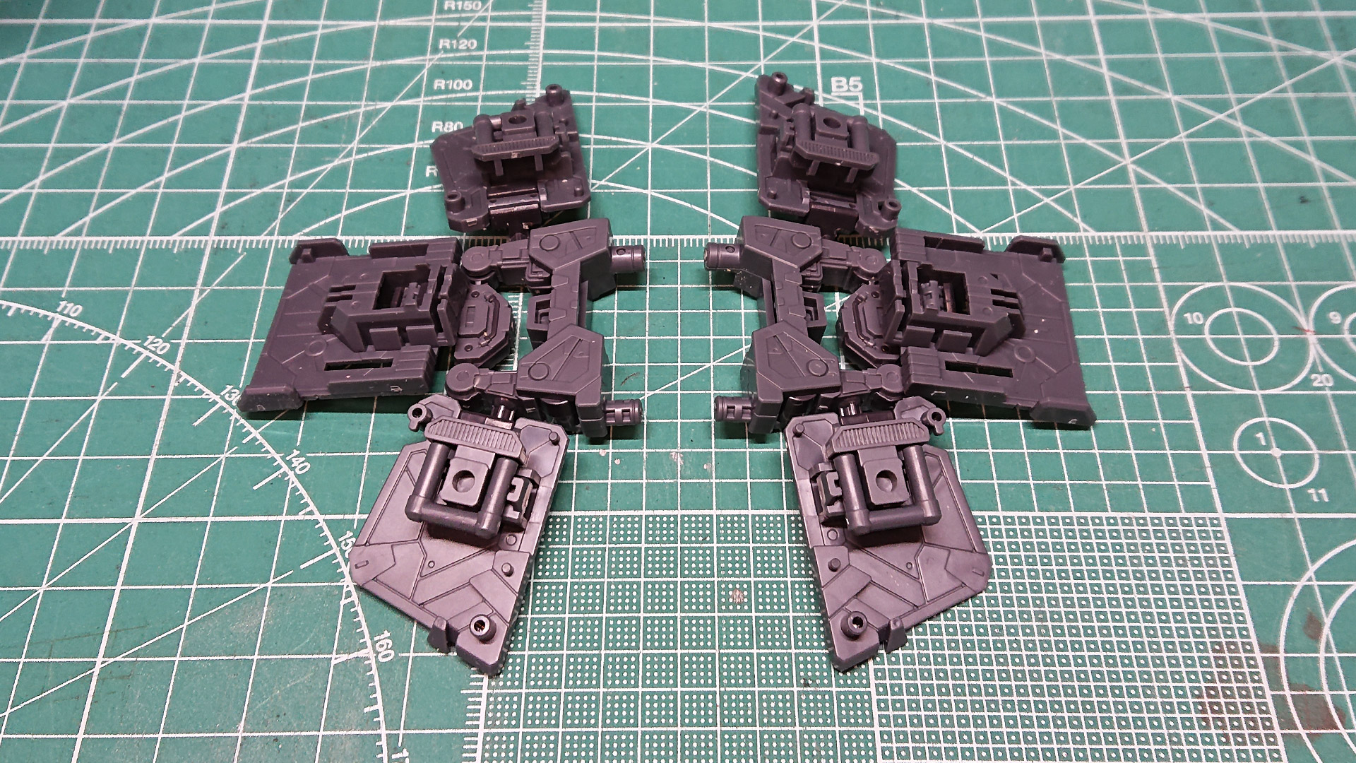 リフトアップと腰部アーマーの可動性能がわかるでしょうか