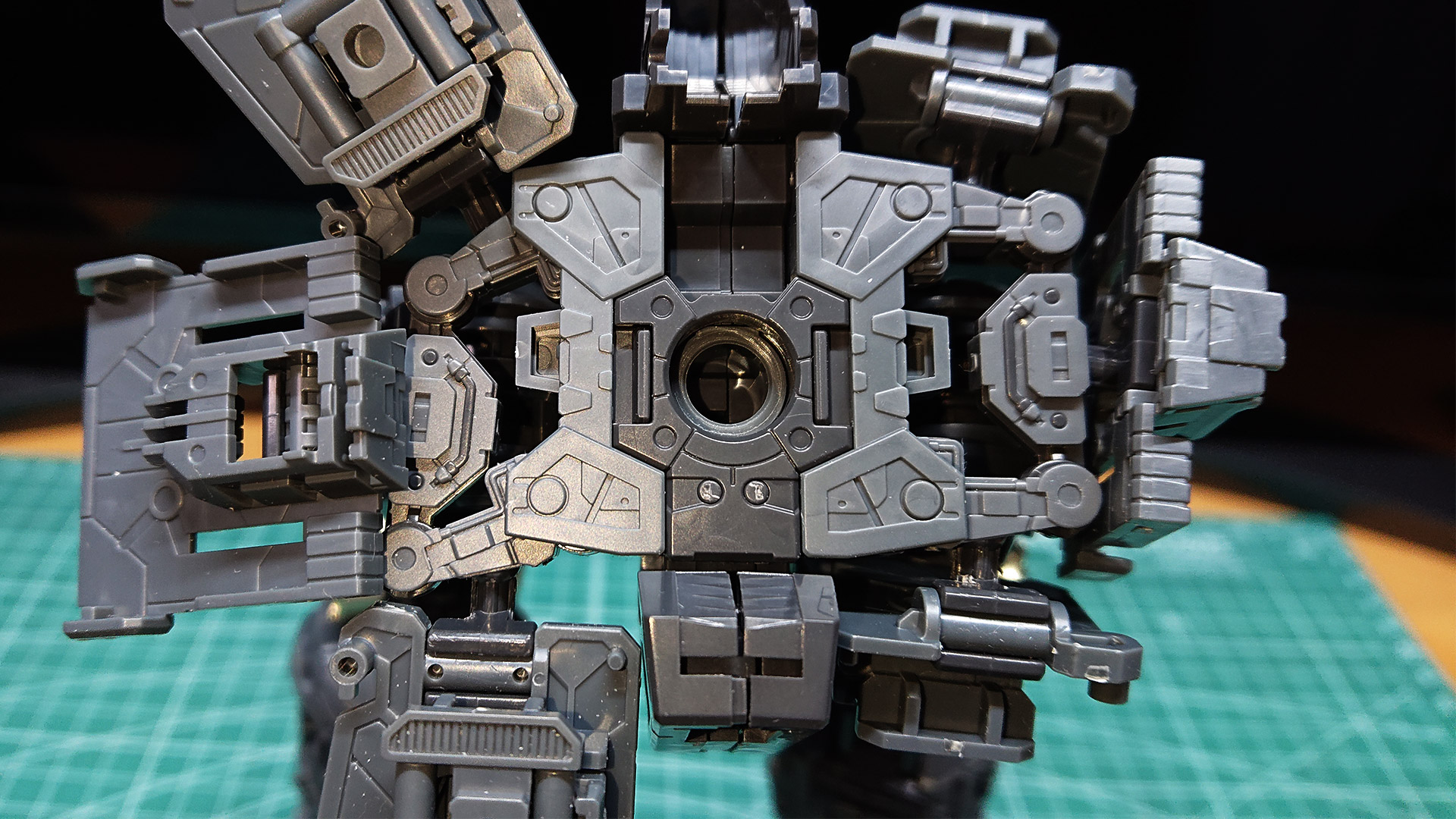 リフトアップと腰部アーマーの可動性能がわかるでしょうか