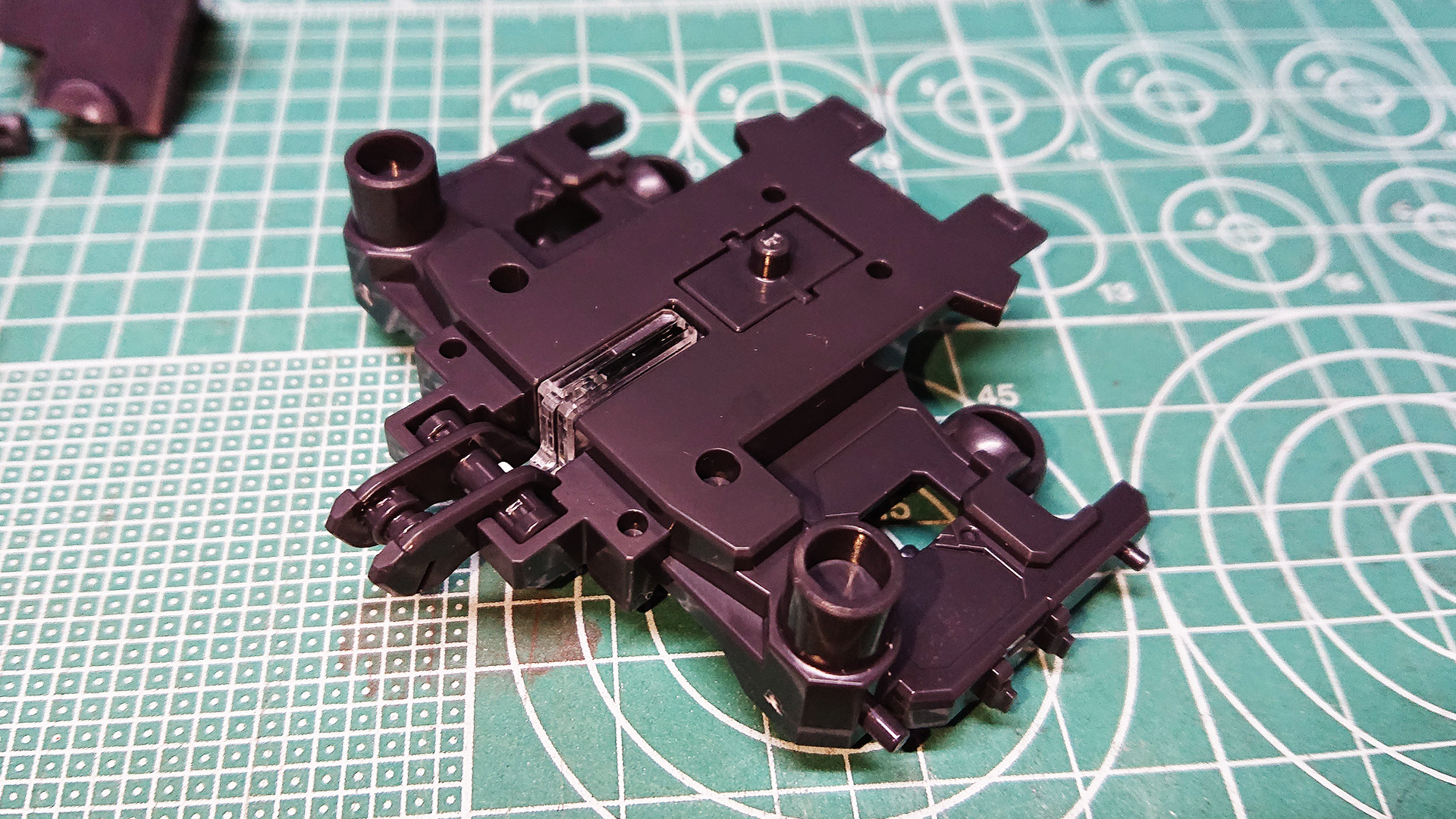 クリアーパーツは電飾ユニットからの導光パーツです。完成したらどのように光るのか楽しみですね。肩部は前後へのスイング機構、上方への跳ね上げ機構をもっています。HGやMGクラスとは違う構造は見所満載ですね