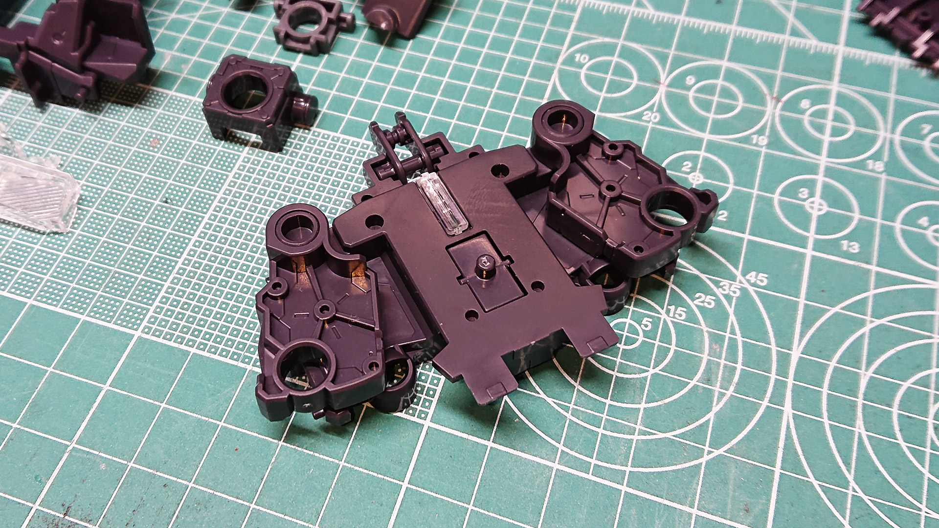 クリアーパーツは電飾ユニットからの導光パーツです。完成したらどのように光るのか楽しみですね。肩部は前後へのスイング機構、上方への跳ね上げ機構をもっています。HGやMGクラスとは違う構造は見所満載ですね