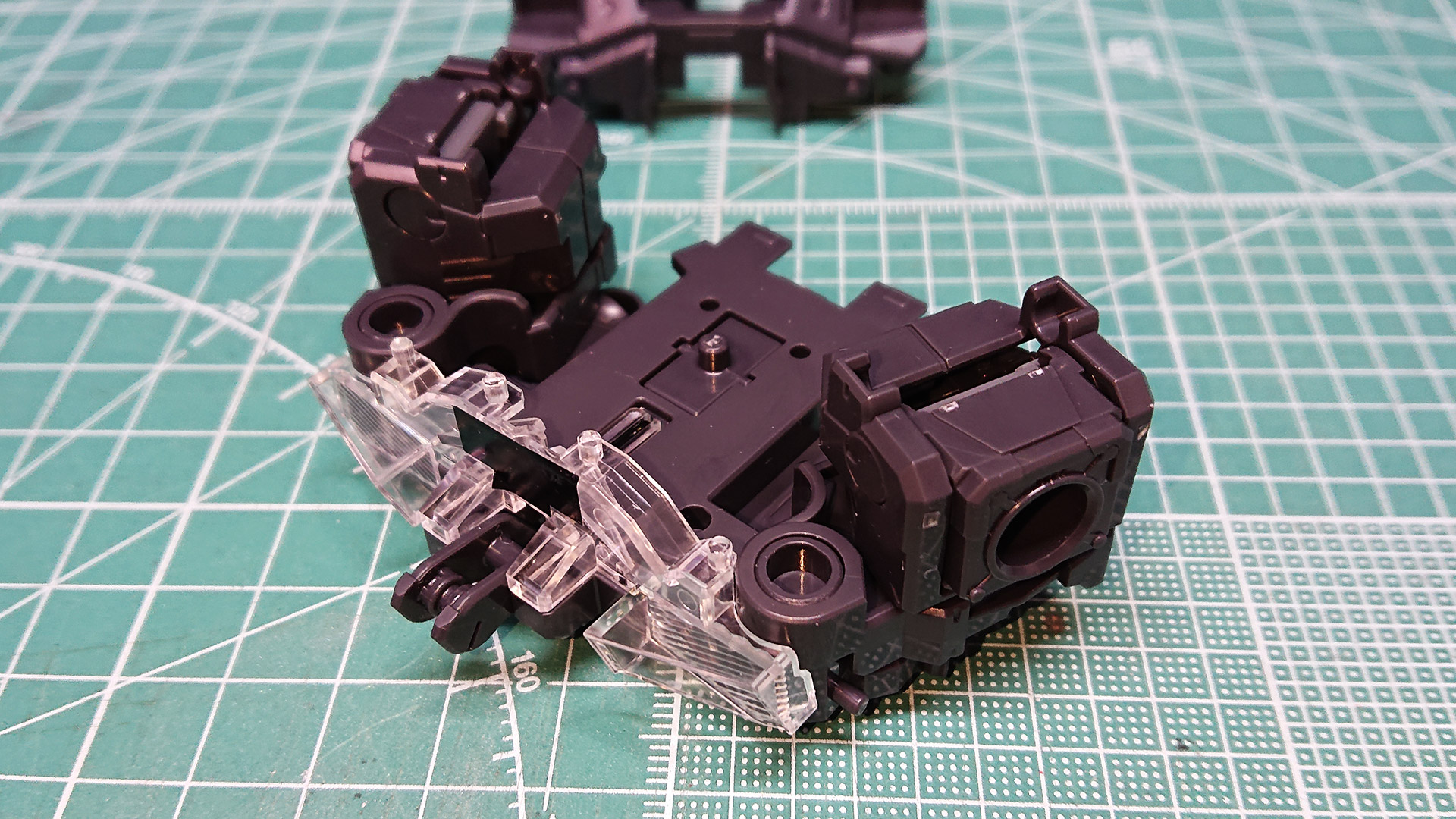 クリアーパーツは電飾ユニットからの導光パーツです。完成したらどのように光るのか楽しみですね。肩部は前後へのスイング機構、上方への跳ね上げ機構をもっています。HGやMGクラスとは違う構造は見所満載ですね