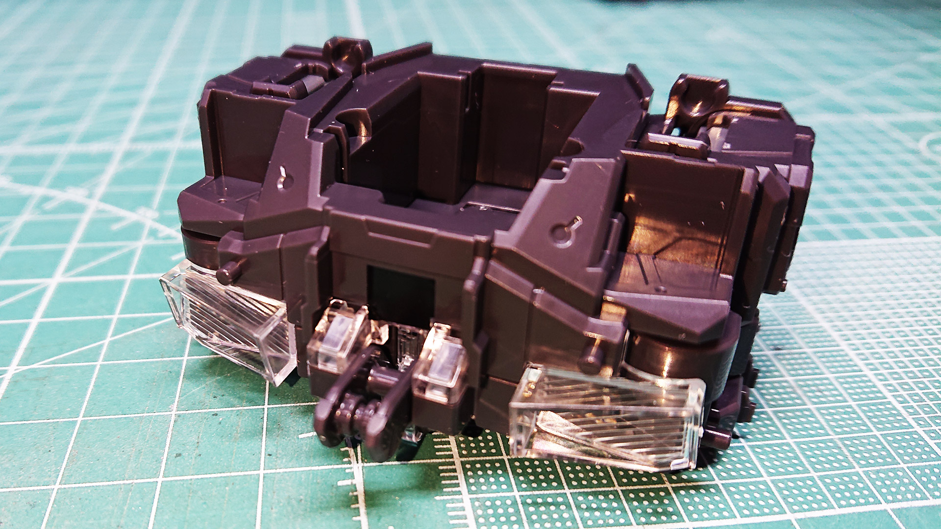 クリアーパーツは電飾ユニットからの導光パーツです。完成したらどのように光るのか楽しみですね。肩部は前後へのスイング機構、上方への跳ね上げ機構をもっています。HGやMGクラスとは違う構造は見所満載ですね