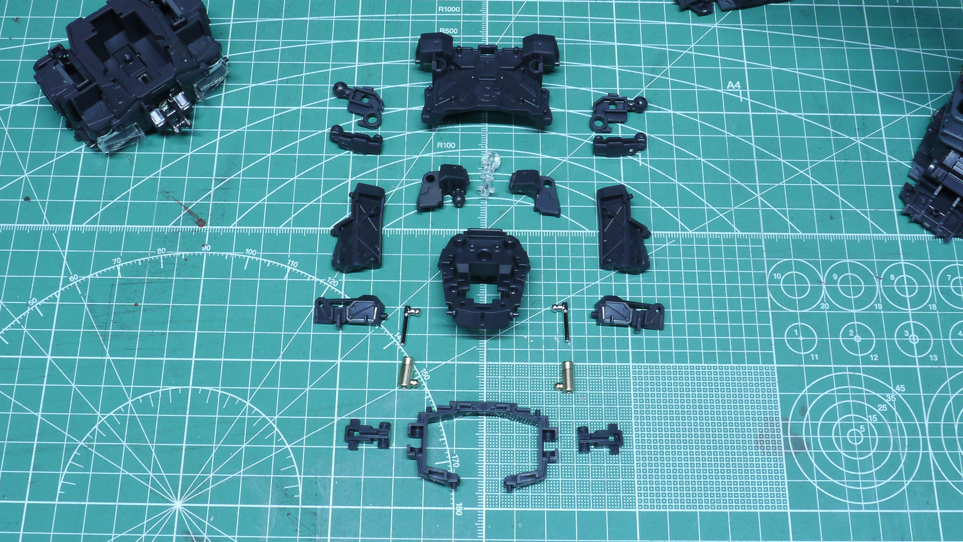 首の根元にシールを”裏貼り”します。これは導光された光を漏らさないのと、反射させるためだと思われます