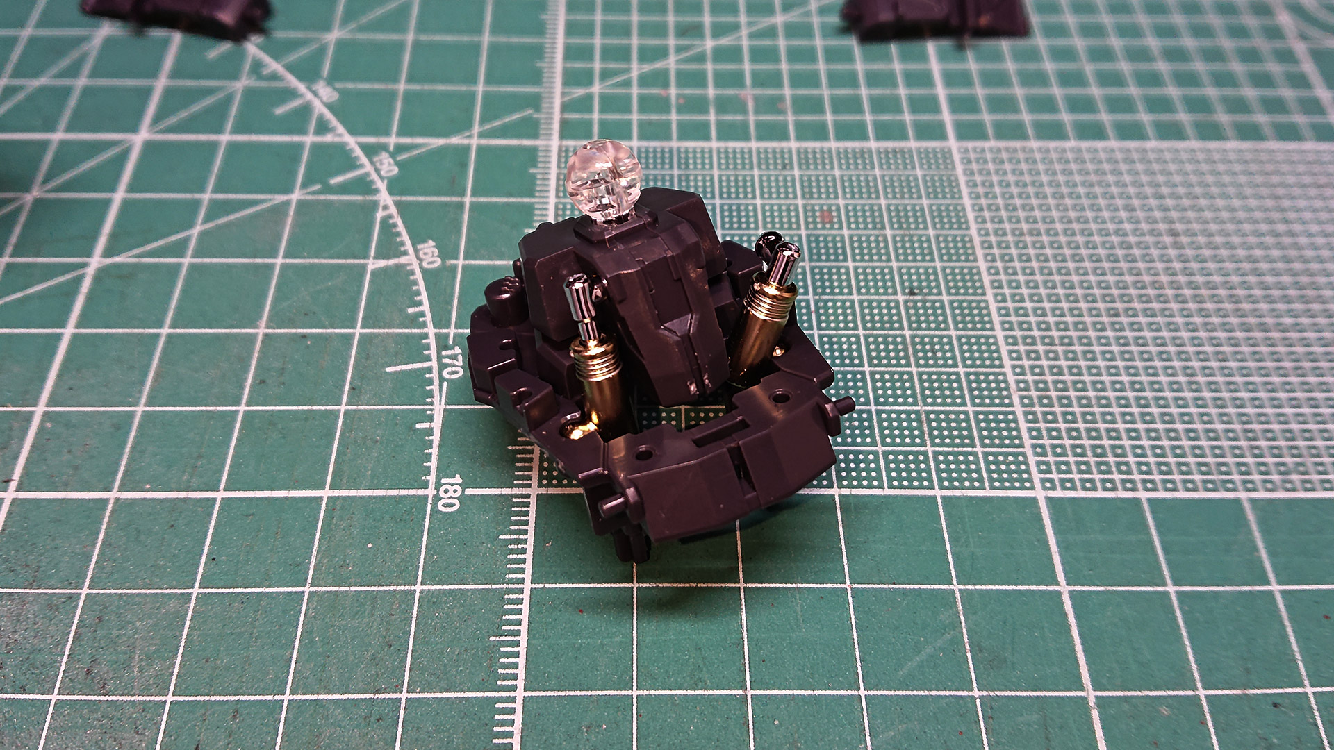 首の根元にシールを”裏貼り”します。これは導光された光を漏らさないのと、反射させるためだと思われます