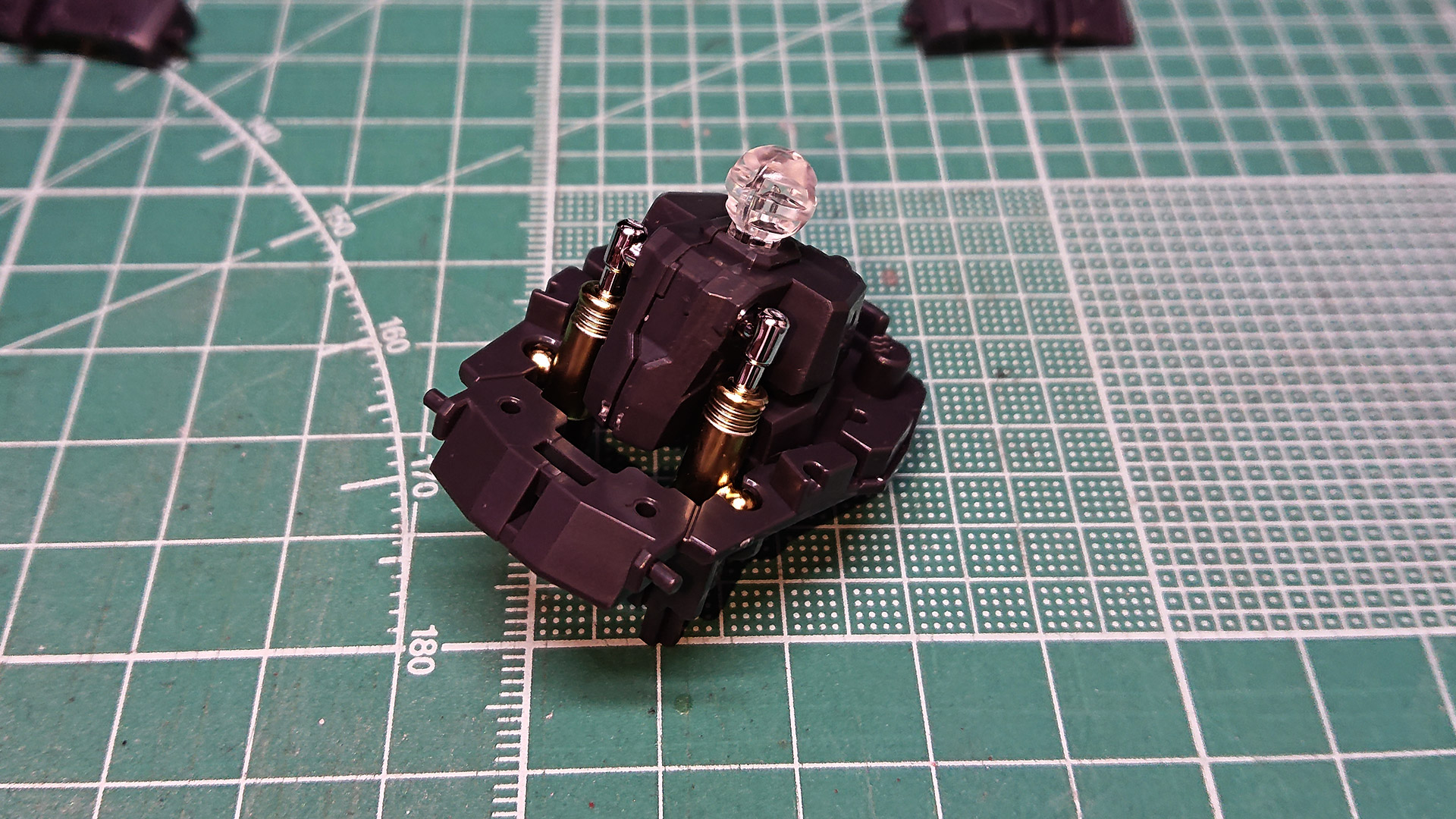 首の根元にシールを”裏貼り”します。これは導光された光を漏らさないのと、反射させるためだと思われます