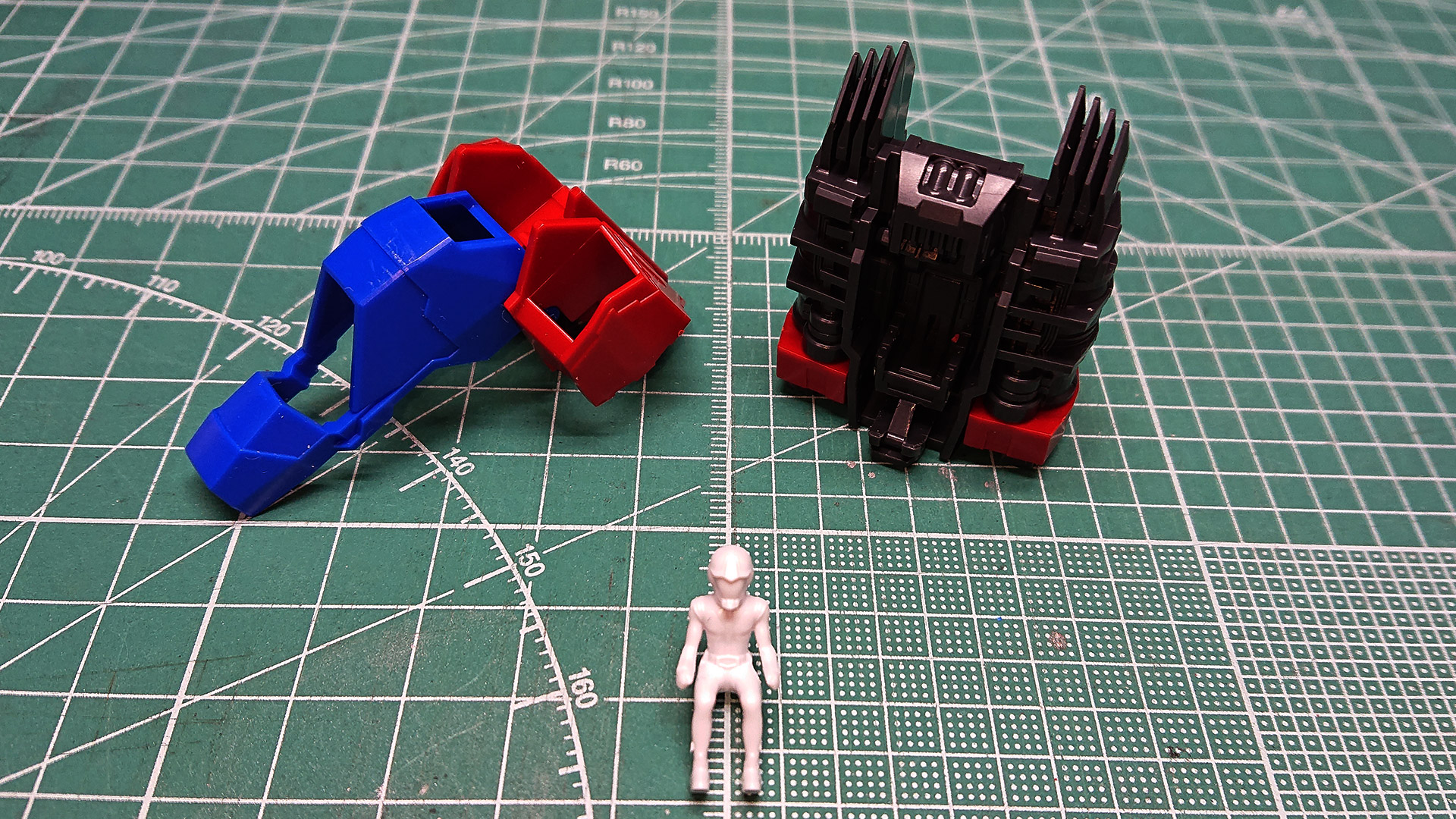 これまでのコアファイターより、少々小さくアレンジされているようです。対比によって中のアムロ・レイが大きくも見えます。スコープが立体化されているのとコントロール・スティックが縦持ちのようです