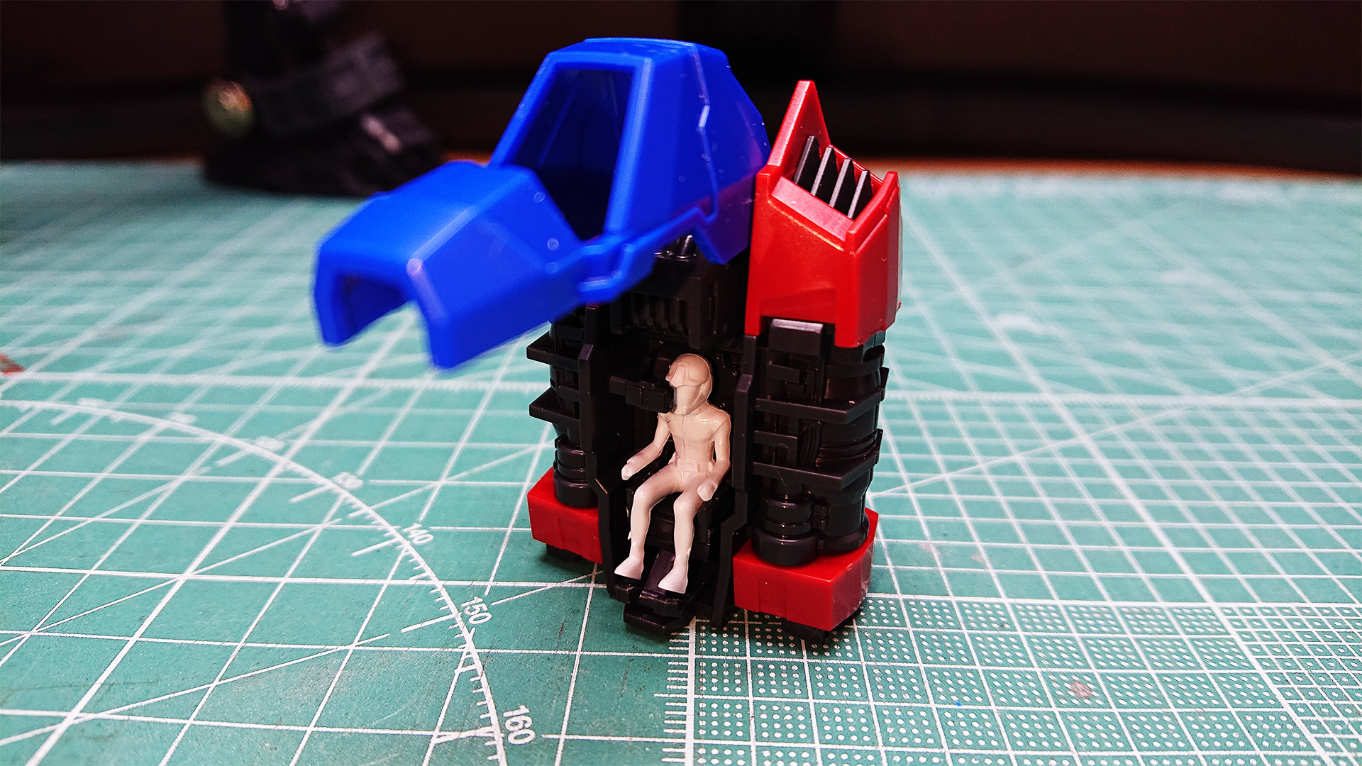 これまでのコアファイターより、少々小さくアレンジされているようです。対比によって中のアムロ・レイが大きくも見えます。スコープが立体化されているのとコントロール・スティックが縦持ちのようです