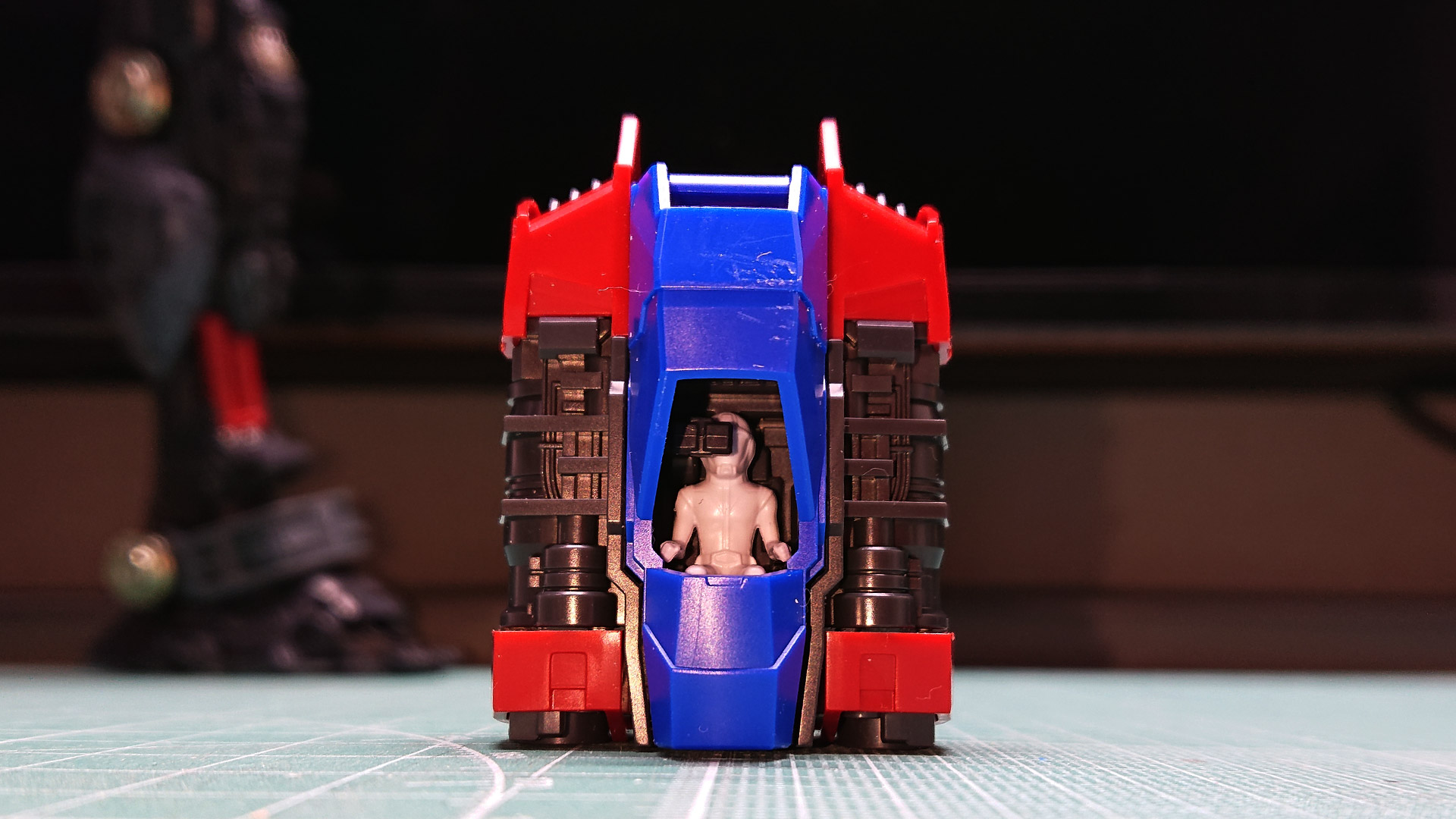 これまでのコアファイターより、少々小さくアレンジされているようです。対比によって中のアムロ・レイが大きくも見えます。スコープが立体化されているのとコントロール・スティックが縦持ちのようです