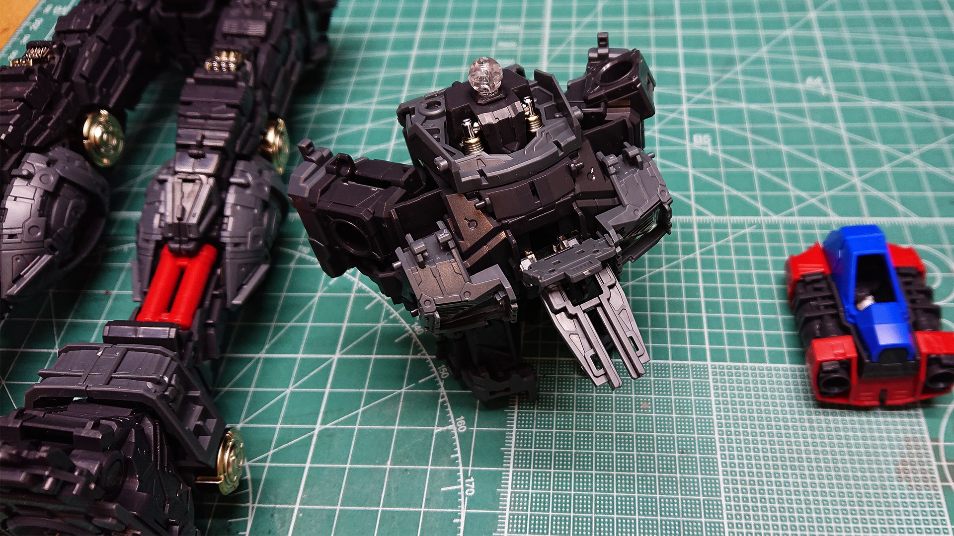 ボディ部はコアブロックを内蔵できるにもかかわらず前後左右に可動させられます。これも数多くのパーツが連動して動きます。そして段々と積み上がっていく様子を見ていると開発者のテム・レイになったような気持ちです