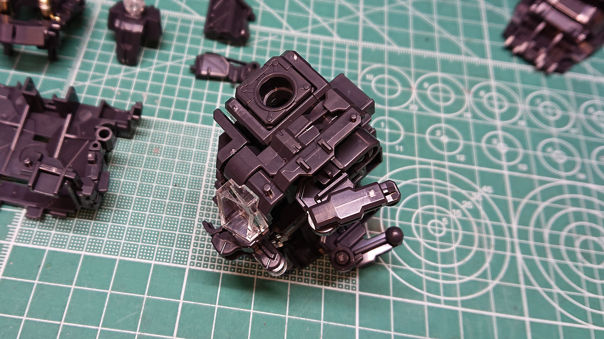 ボディ部はコアブロックを内蔵できるにもかかわらず前後左右に可動させられます。これも数多くのパーツが連動して動きます。そして段々と積み上がっていく様子を見ていると開発者のテム・レイになったような気持ちです