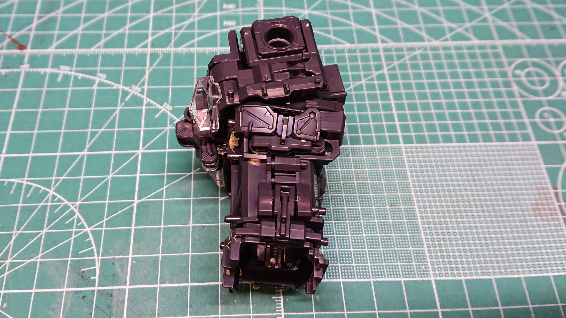 ボディ部はコアブロックを内蔵できるにもかかわらず前後左右に可動させられます。これも数多くのパーツが連動して動きます。そして段々と積み上がっていく様子を見ていると開発者のテム・レイになったような気持ちです