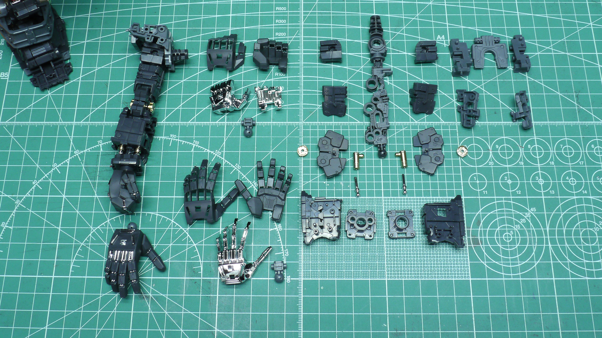 脚部同様、MSFにパーツを組み付けていけばすぐに組み上がってしまいます。お皿に見えるパーツがシールド接続用の金属パーツです。ガンプラにこの機構が標準搭載されるのはうれしいですね