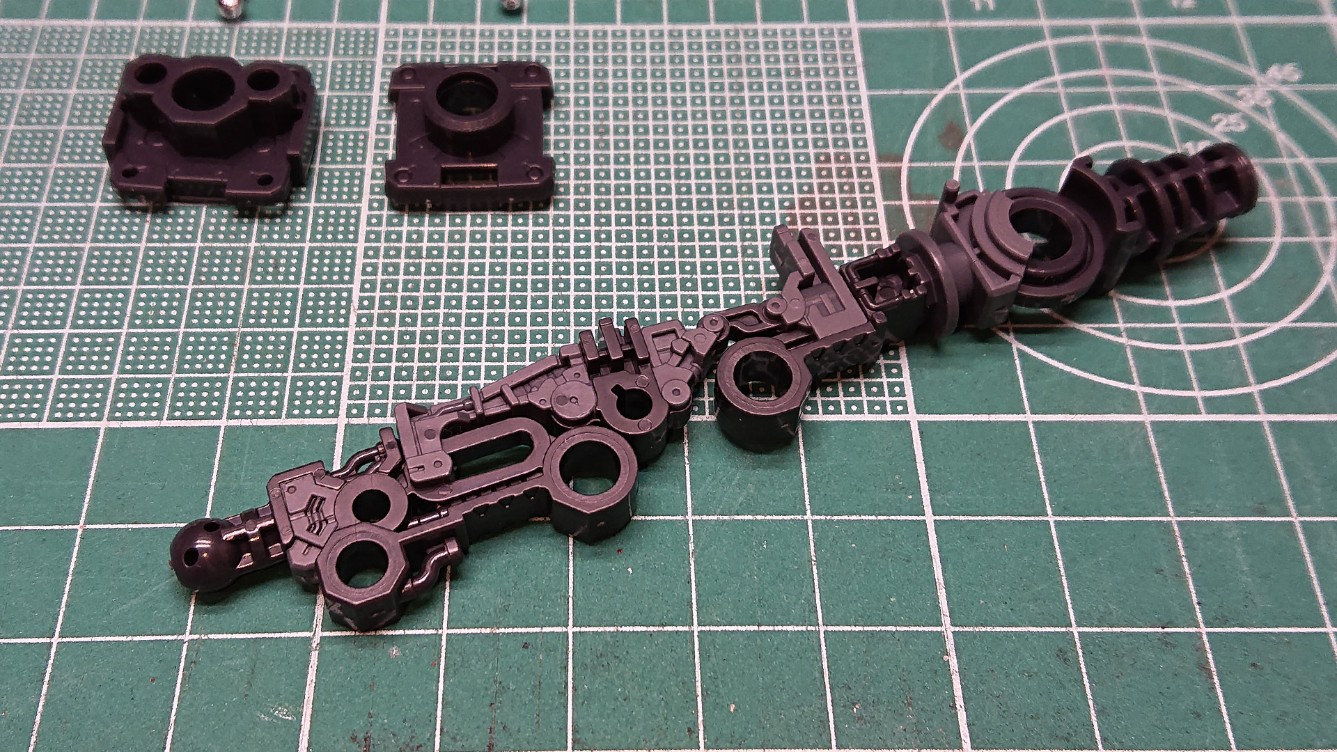 脚部同様、MSFにパーツを組み付けていけばすぐに組み上がってしまいます。お皿に見えるパーツがシールド接続用の金属パーツです。ガンプラにこの機構が標準搭載されるのはうれしいですね