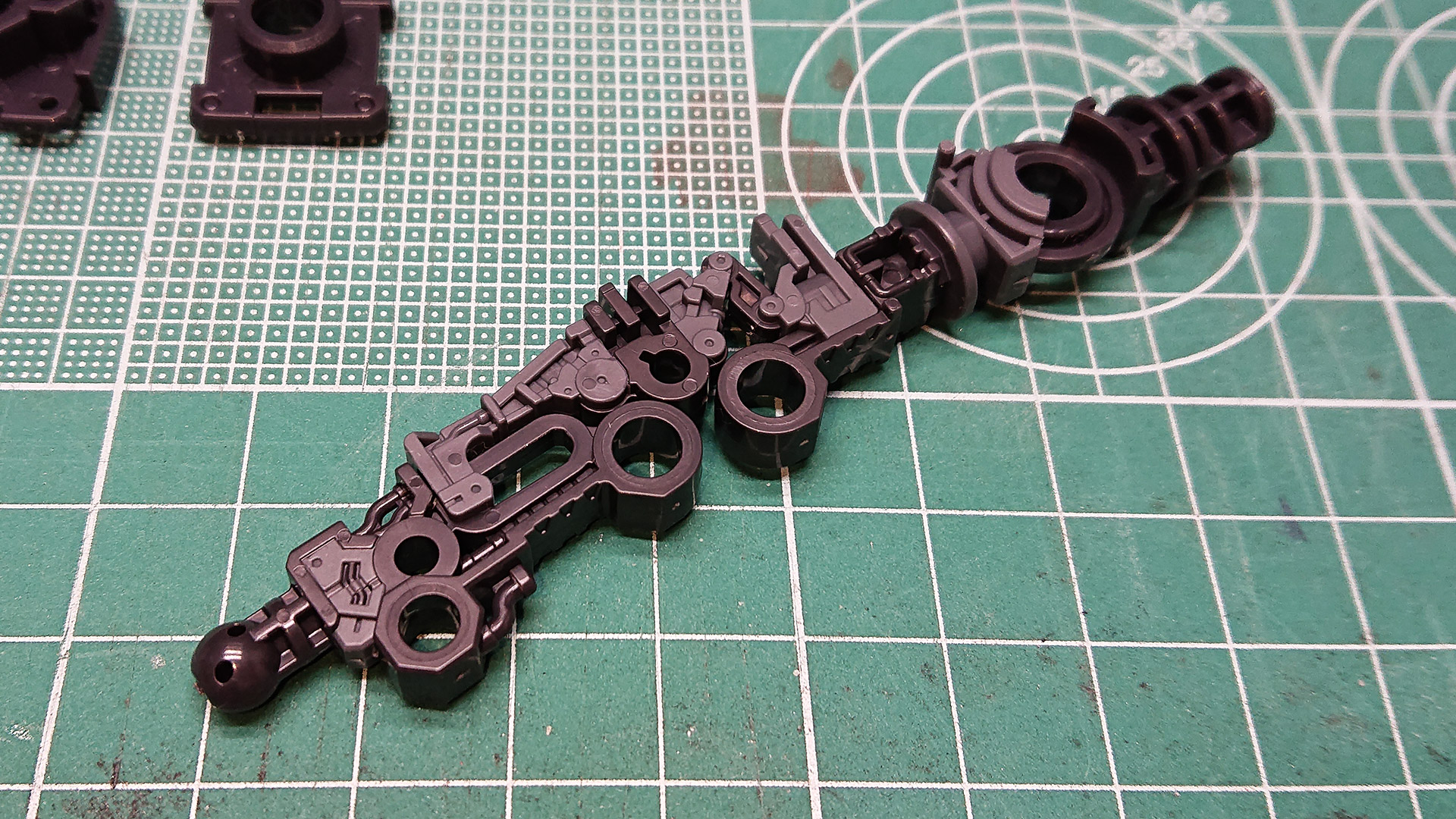 脚部同様、MSFにパーツを組み付けていけばすぐに組み上がってしまいます。お皿に見えるパーツがシールド接続用の金属パーツです。ガンプラにこの機構が標準搭載されるのはうれしいですね