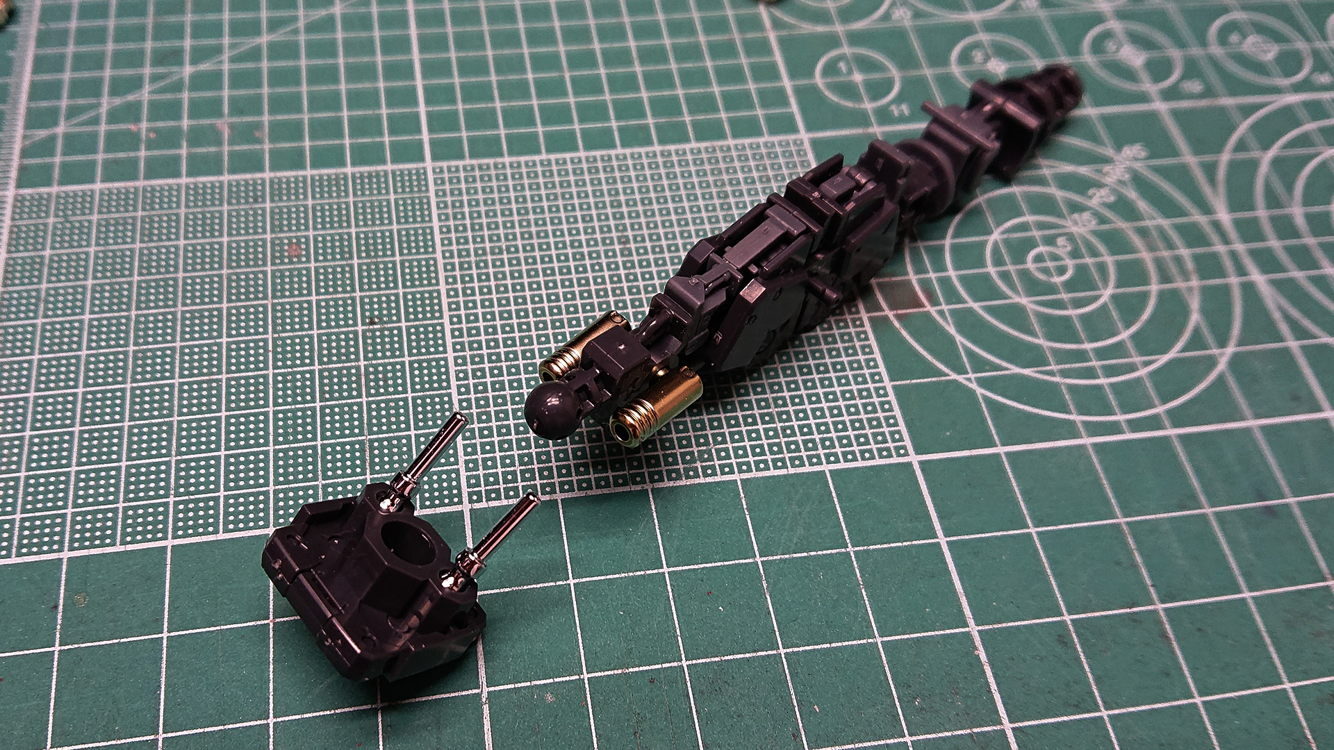 脚部同様、MSFにパーツを組み付けていけばすぐに組み上がってしまいます。お皿に見えるパーツがシールド接続用の金属パーツです。ガンプラにこの機構が標準搭載されるのはうれしいですね