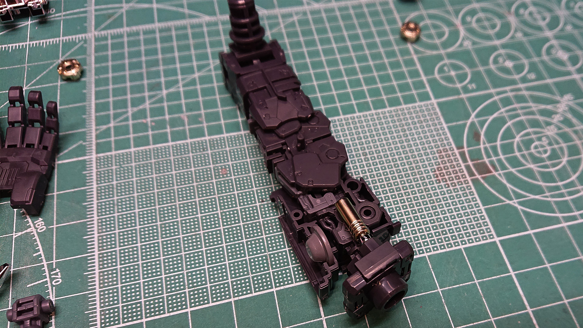 脚部同様、MSFにパーツを組み付けていけばすぐに組み上がってしまいます。お皿に見えるパーツがシールド接続用の金属パーツです。ガンプラにこの機構が標準搭載されるのはうれしいですね