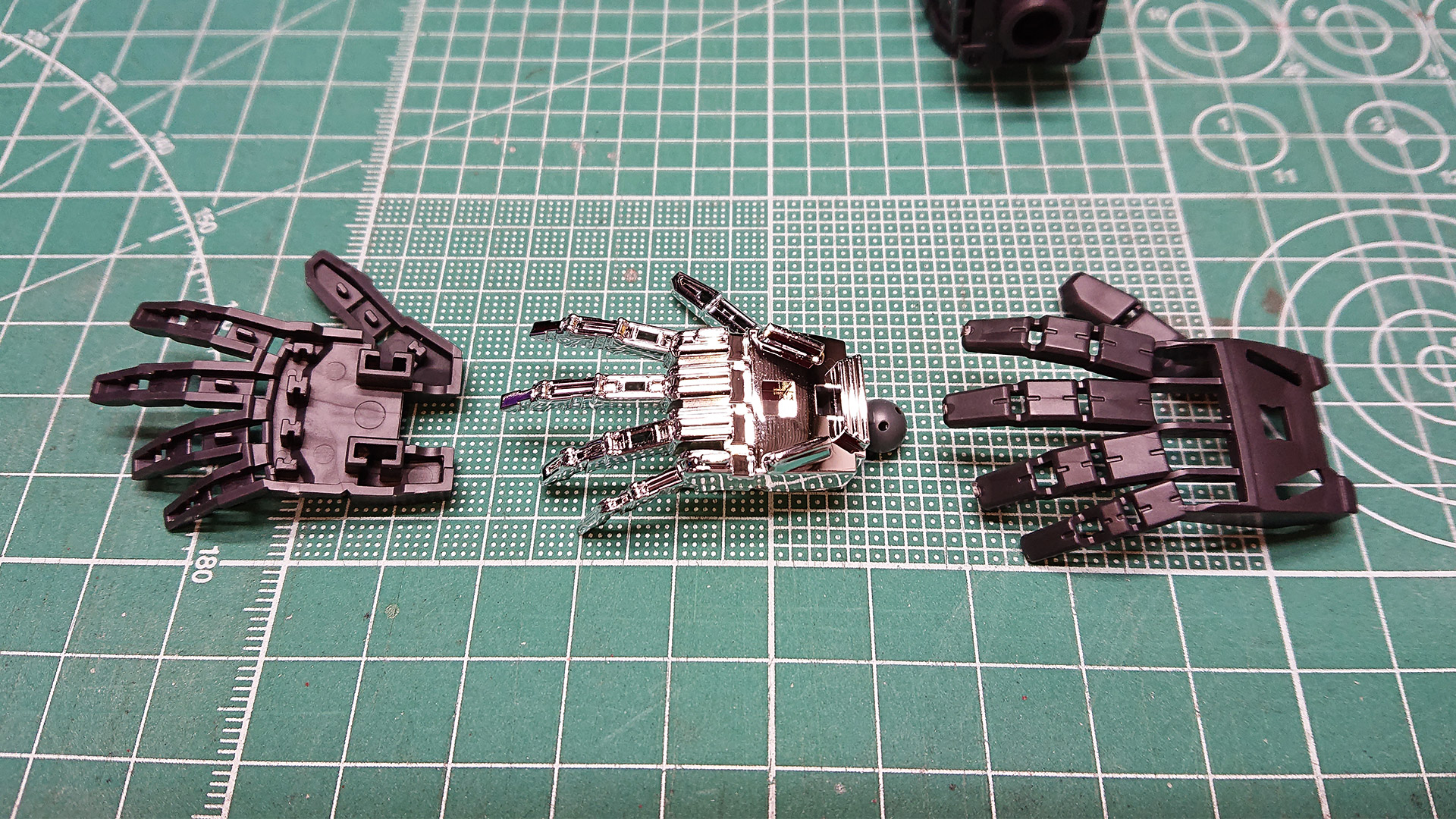 大胆な構造に驚きました。メッキでハンド全体を構成し、カバーのように上下から挟み込みます。隙間から見えるメッキのアクセントがかっこいいんですが、カバーパーツの割り方がモナカチックで合わせ目が目立つのが残念な部分でしょうか