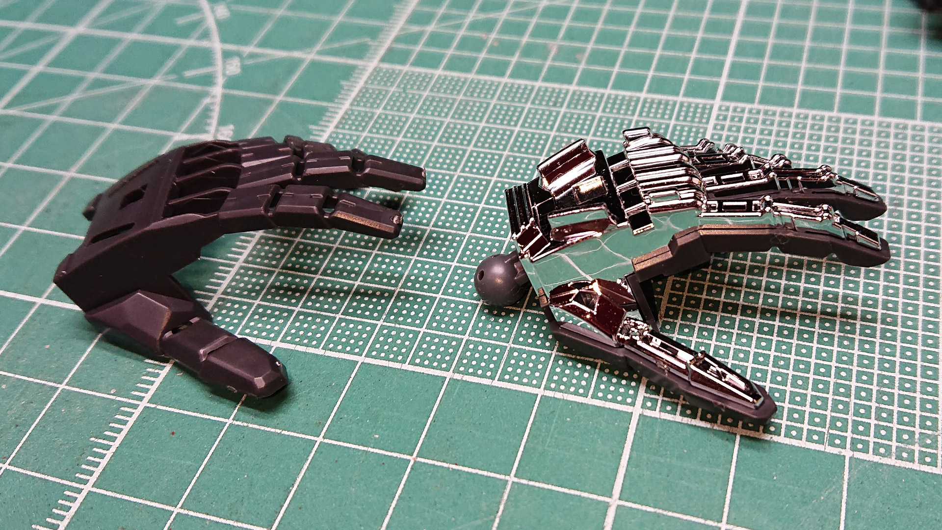 大胆な構造に驚きました。メッキでハンド全体を構成し、カバーのように上下から挟み込みます。隙間から見えるメッキのアクセントがかっこいいんですが、カバーパーツの割り方がモナカチックで合わせ目が目立つのが残念な部分でしょうか