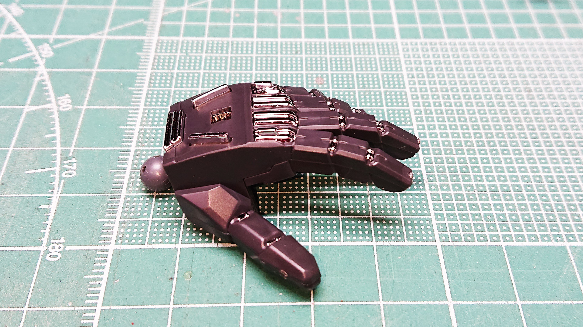 大胆な構造に驚きました。メッキでハンド全体を構成し、カバーのように上下から挟み込みます。隙間から見えるメッキのアクセントがかっこいいんですが、カバーパーツの割り方がモナカチックで合わせ目が目立つのが残念な部分でしょうか