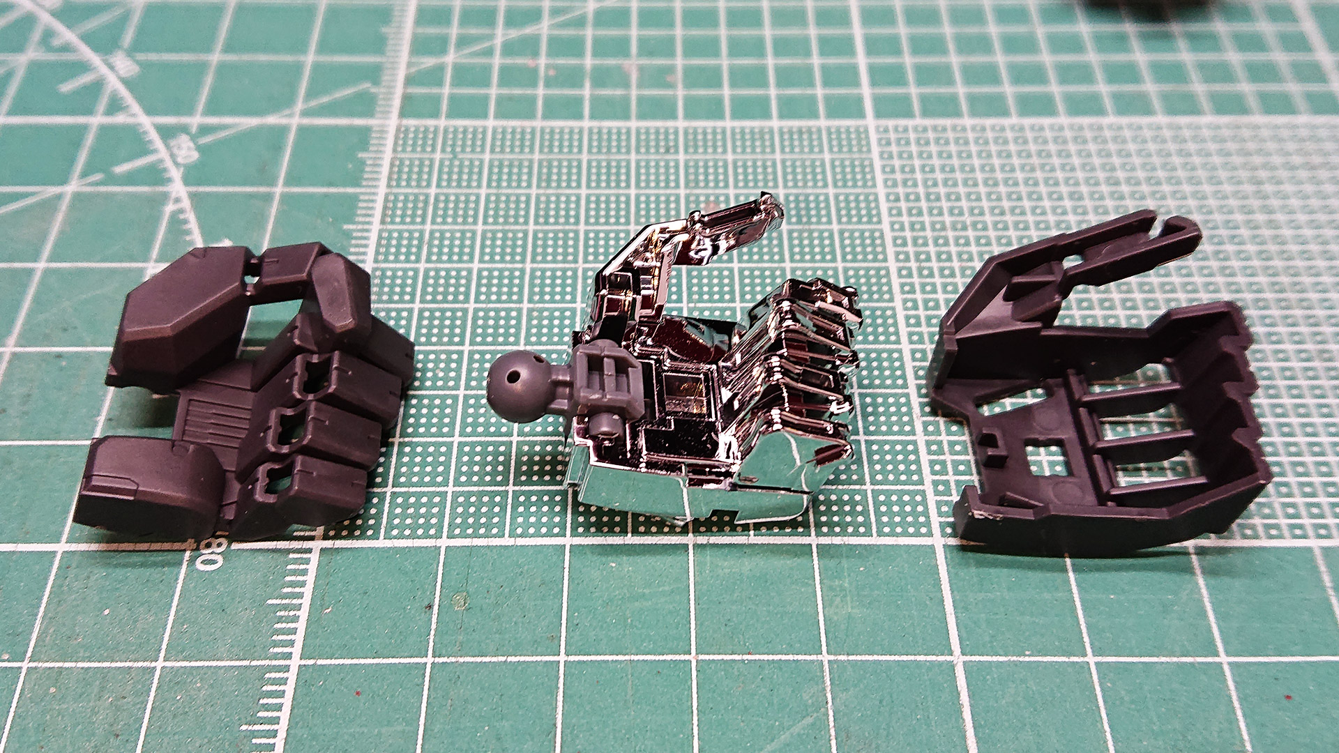 大胆な構造に驚きました。メッキでハンド全体を構成し、カバーのように上下から挟み込みます。隙間から見えるメッキのアクセントがかっこいいんですが、カバーパーツの割り方がモナカチックで合わせ目が目立つのが残念な部分でしょうか