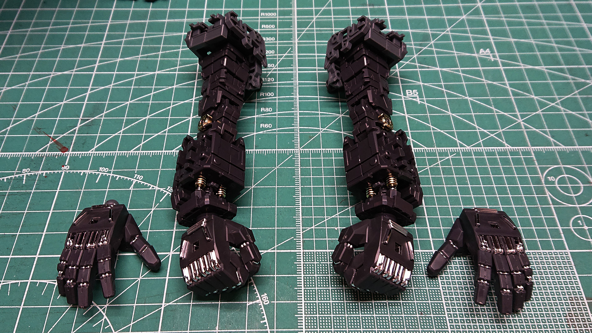 ここまでくると1/60スケールという大きさもあって一気に迫力がでてきますね。手足が末端肥大していて”カッコイイ巨大ロボット”感が楽しいです。しかしながら親指の合わせ目がやっぱり残念……割り方を変えたカバーパーツでもよいかもしれません