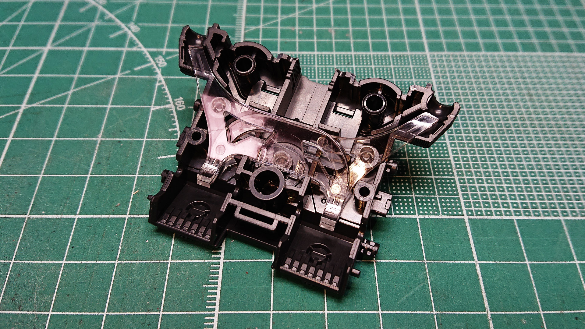 おしりのRがかわいすぎて”もふもふアルパカエンジン”と名付けてしまいました。そもそも”機械”を模していますし、導光素材ですから直線で設計してもいいと思うんですがなぜにこういう形状にしたのか……隠れた部分の遊び心かも？