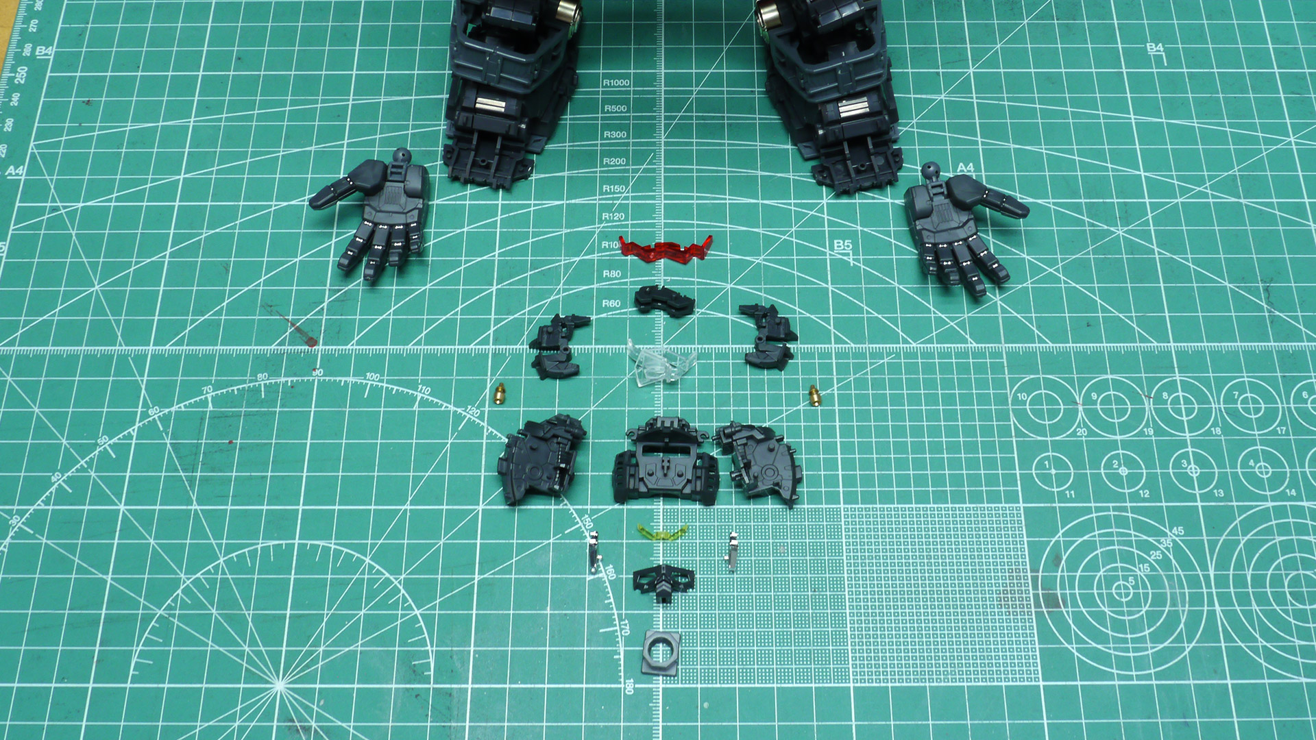 首元からの光を内部でどう導き、透明パーツがによってデュアルアイ、頭頂部のカメラを光らせるのか組み立てることで見えてきます