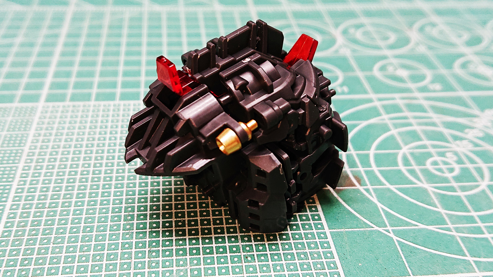 デュアルアイは黄色のクリアーパーツ、耳の中（ラジエーター？）もメッキパーツで異素材感ばっちりです。そして本体と接続して上頭式完了、これにてガンダム本体フェイズ1～2終了！