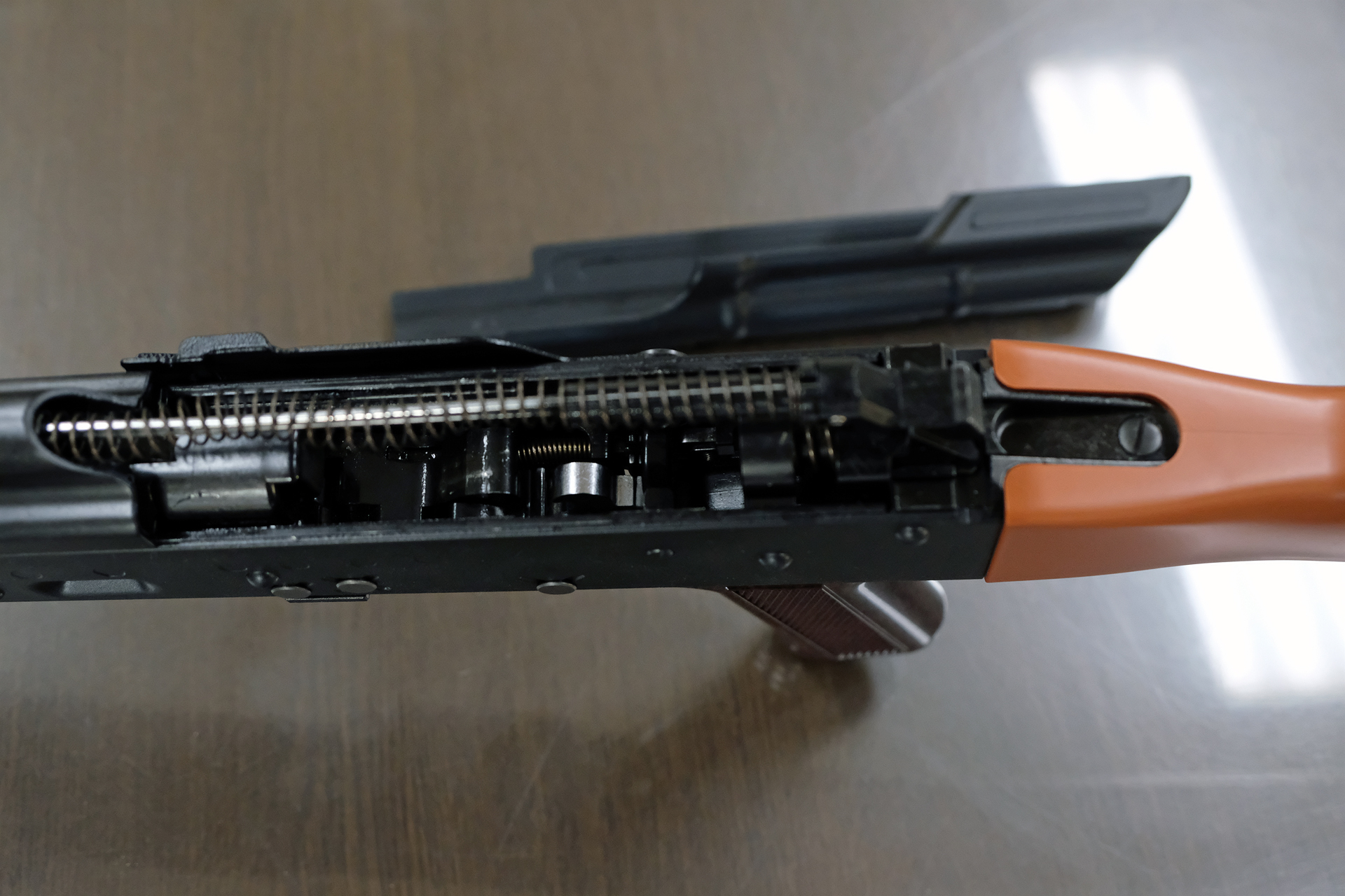 「ガスブローバックマシンガン AKM」の機関部。単純な構造を忠実に再現している。