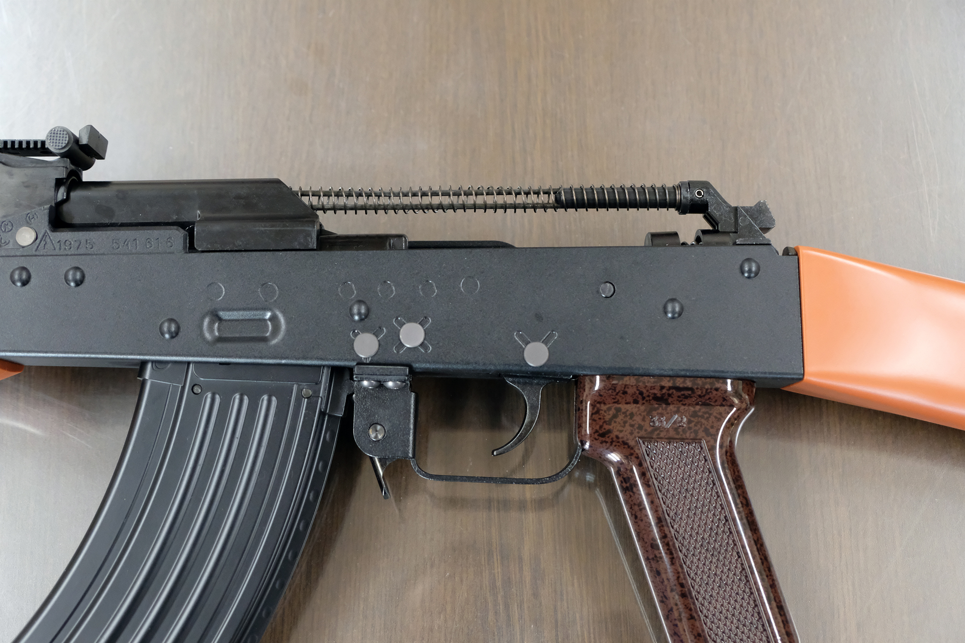 ボルトカバーを外した姿は実銃と同じ雰囲気になっている。大ケガをする可能性が高く、大変危険なため、実際に行なうのは厳禁だが、実銃同様この姿での射撃も可能