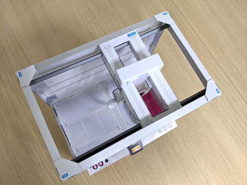 アームはスライダーの間に滑り込ませる。動かすための単4電池を忘れずに入れておこう