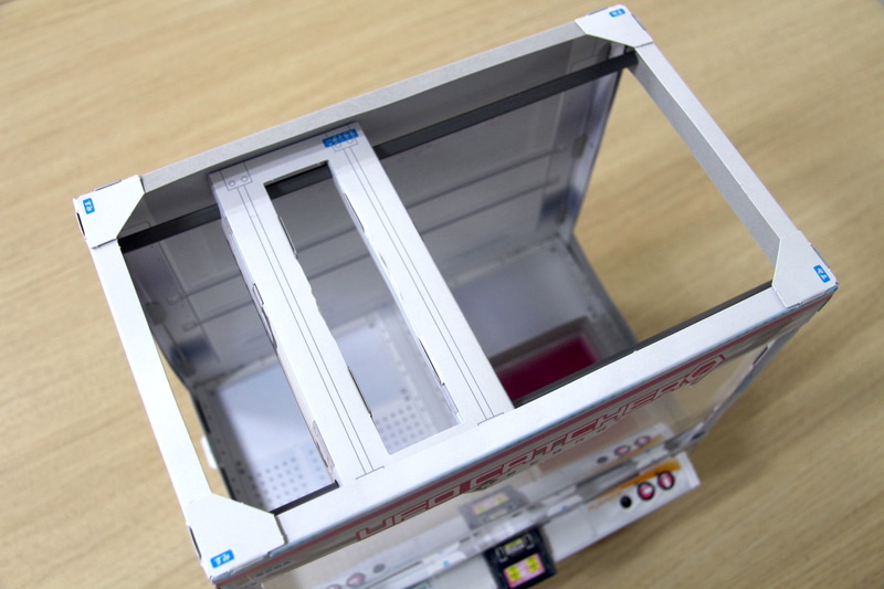 上部は2本のストローと1つのパーツでなりたっている