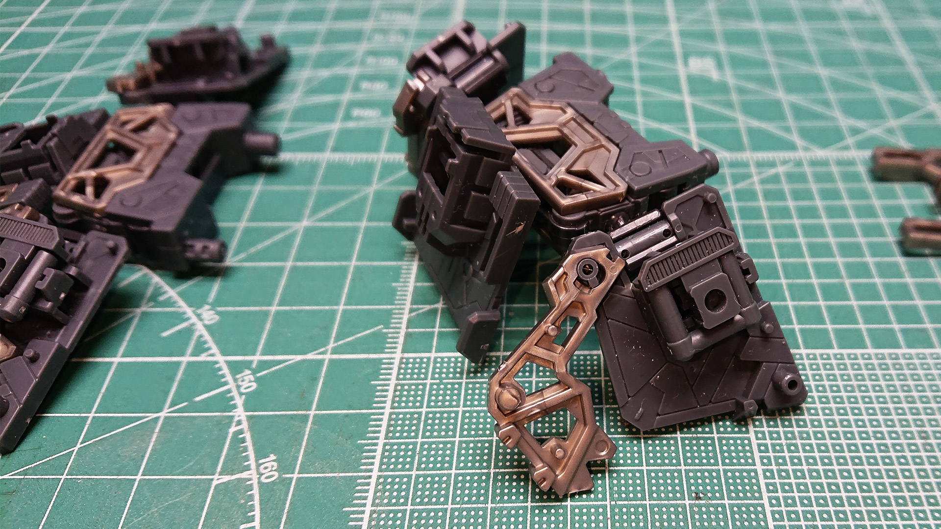 腰部前後アーマーは展開可動しますが、このトラスフレームでその機構を実現しています。MSFにはカバー状のパーツが付けられます。さらにエッチングシールでシャープな印象に