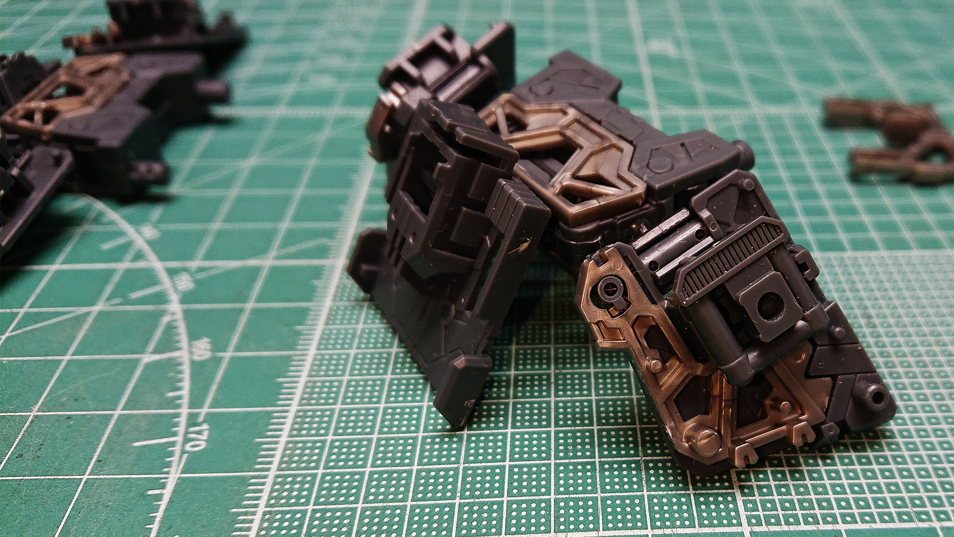 腰部前後アーマーは展開可動しますが、このトラスフレームでその機構を実現しています。MSFにはカバー状のパーツが付けられます。さらにエッチングシールでシャープな印象に