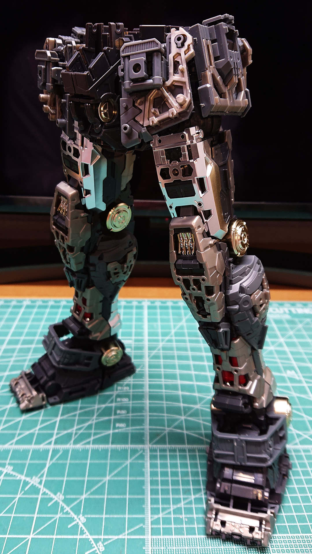 腰部前後アーマーは展開可動しますが、このトラスフレームでその機構を実現しています。MSFにはカバー状のパーツが付けられます。さらにエッチングシールでシャープな印象に