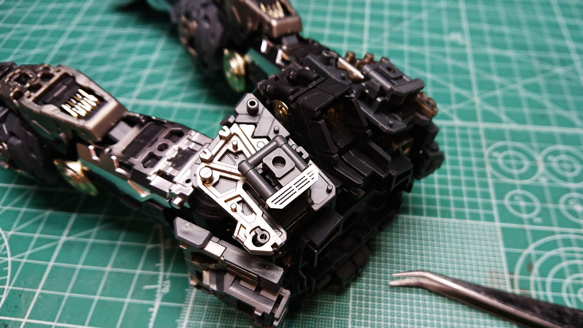 腰部前後アーマーは展開可動しますが、このトラスフレームでその機構を実現しています。MSFにはカバー状のパーツが付けられます。さらにエッチングシールでシャープな印象に