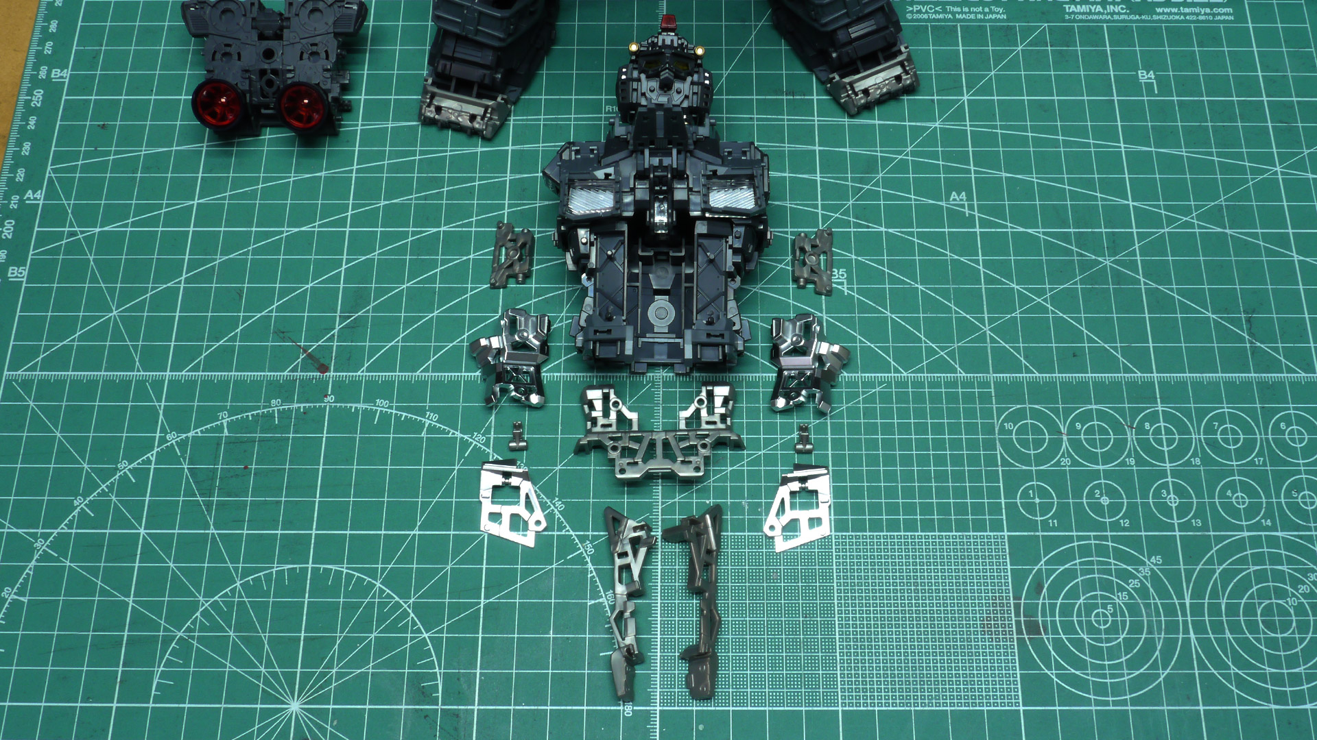 胸部ダクトや腹部にエッチングシールを貼り付けることで、まさに金属の質感が添えられてシブすぎますね