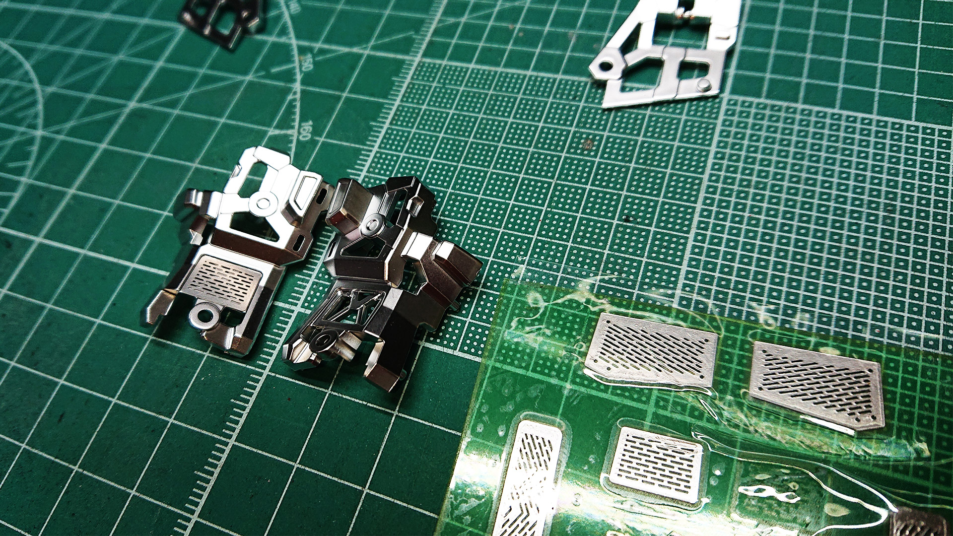 胸部ダクトや腹部にエッチングシールを貼り付けることで、まさに金属の質感が添えられてシブすぎますね