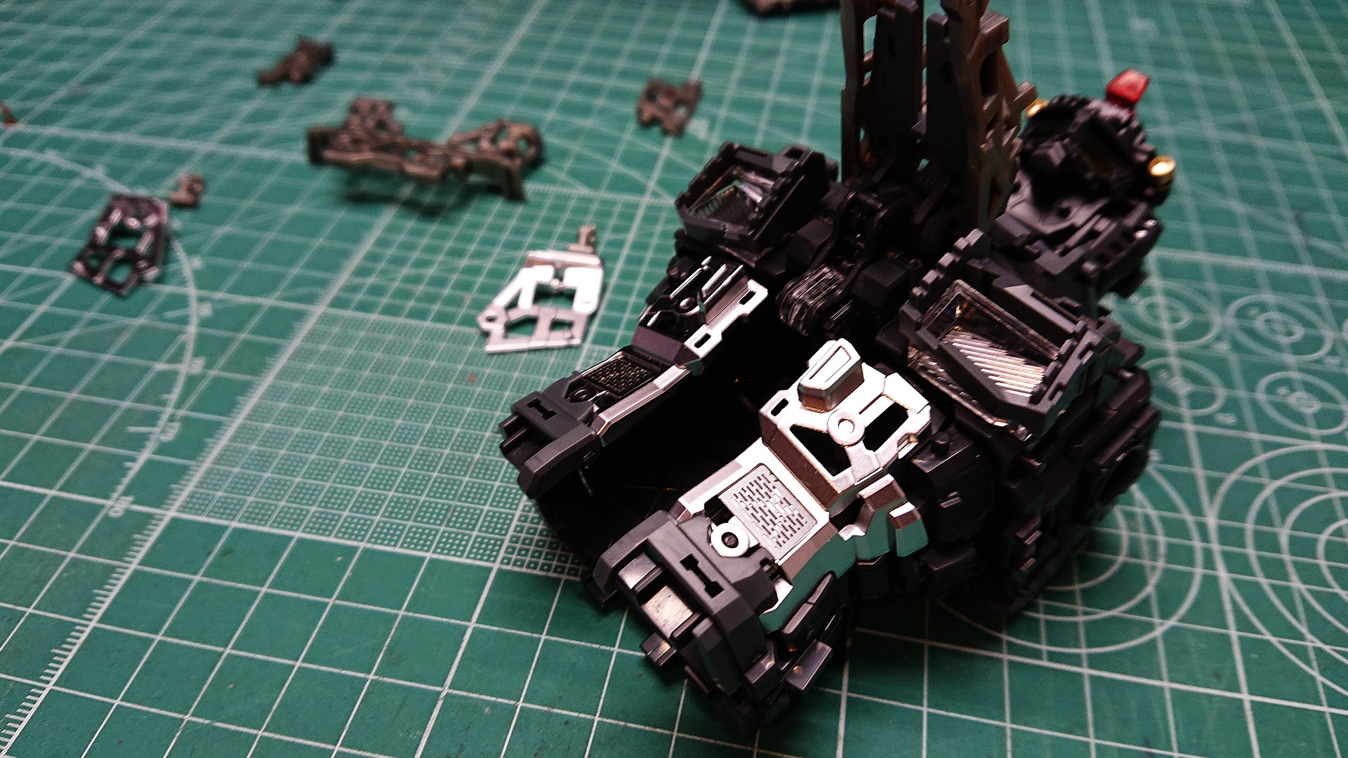 胸部ダクトや腹部にエッチングシールを貼り付けることで、まさに金属の質感が添えられてシブすぎますね