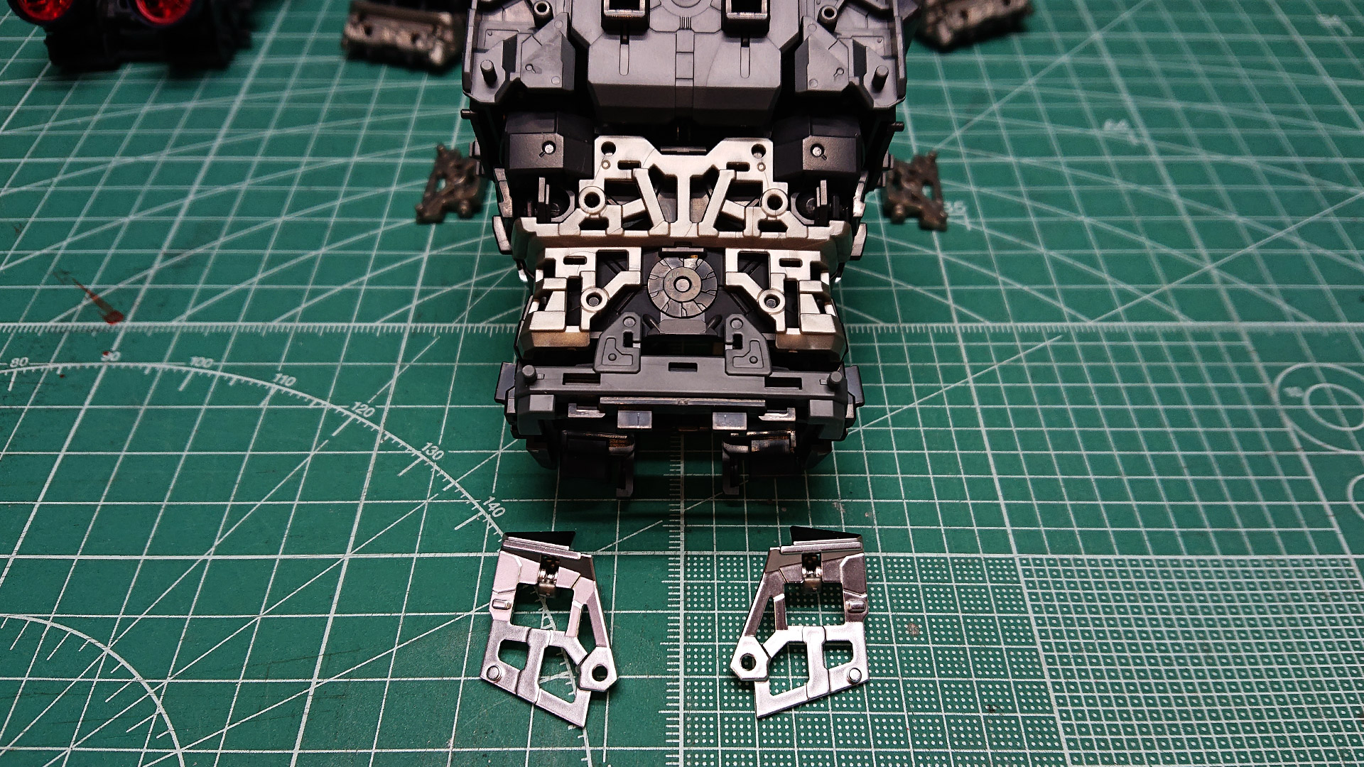 胸部ダクトや腹部にエッチングシールを貼り付けることで、まさに金属の質感が添えられてシブすぎますね