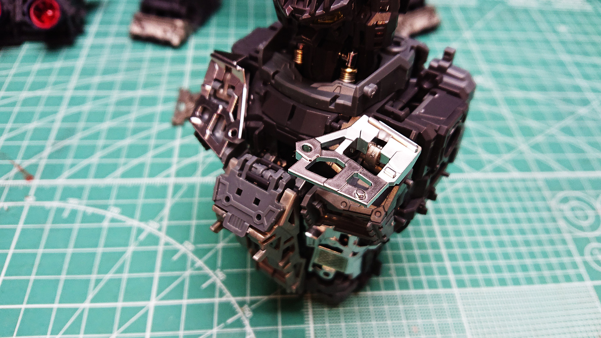 胸部ダクトや腹部にエッチングシールを貼り付けることで、まさに金属の質感が添えられてシブすぎますね