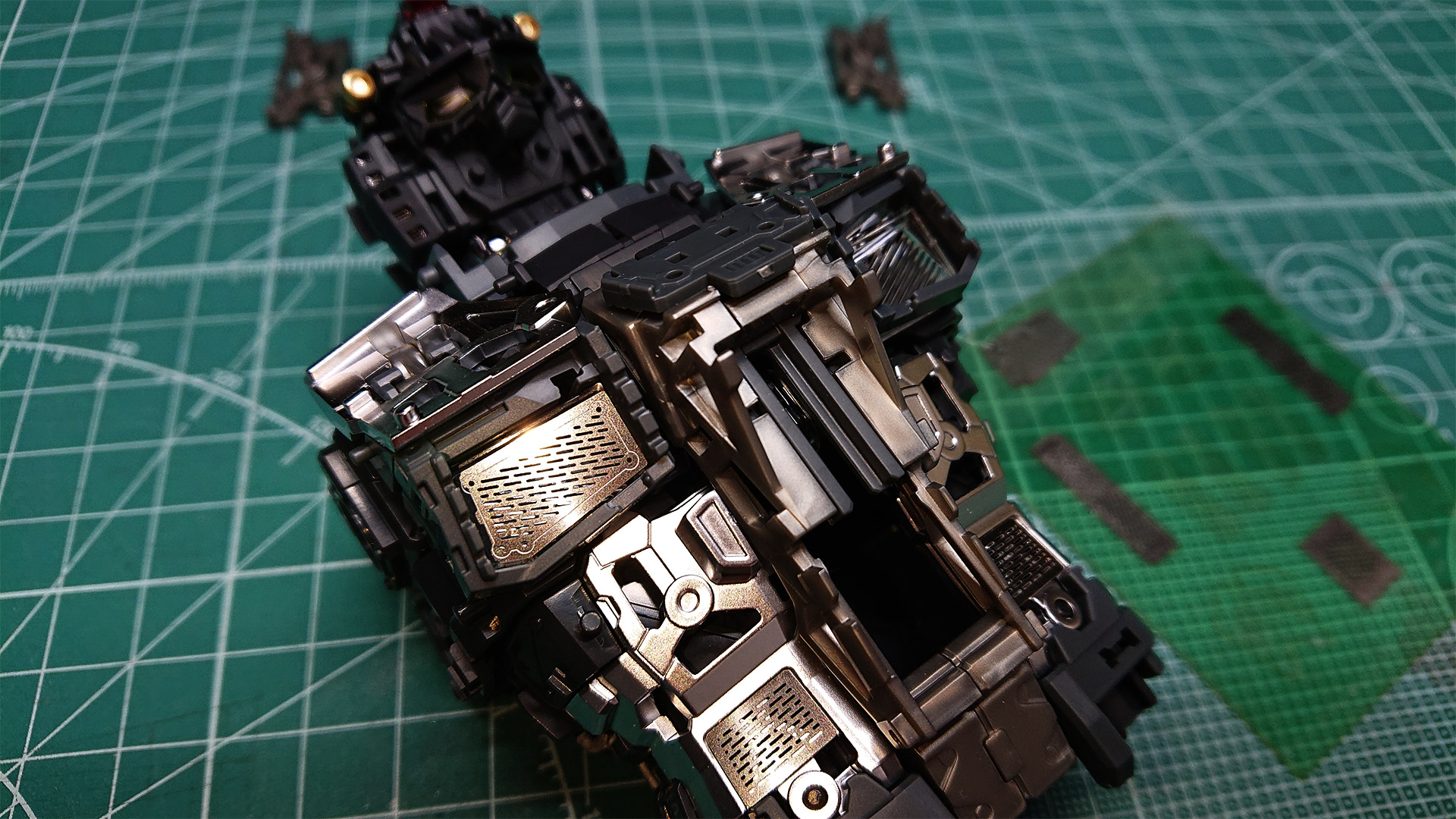 胸部ダクトや腹部にエッチングシールを貼り付けることで、まさに金属の質感が添えられてシブすぎますね