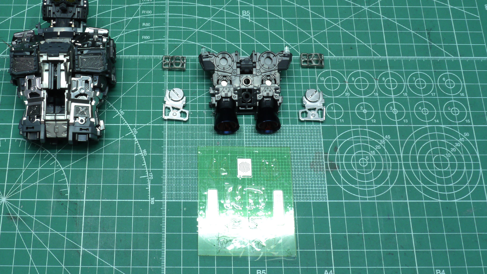 ジオン兵に「モ、モビルスーツが飛んだ!?」（設定でのガンダム本体重量は43.4t！）と言わしめるほどの強大な推力を生み出すエンジンを補強するように効果的にトラスフレームが配置されています