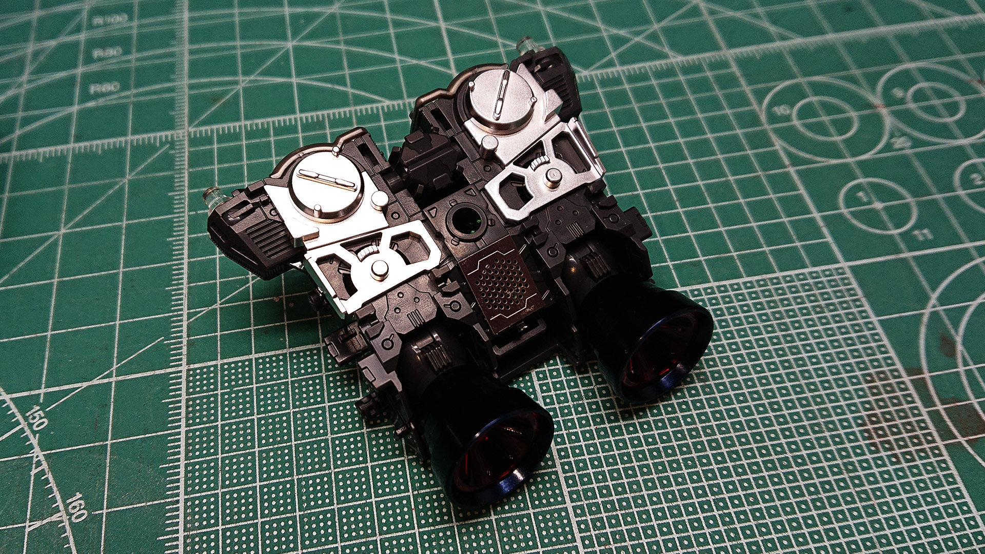 ジオン兵に「モ、モビルスーツが飛んだ!?」（設定でのガンダム本体重量は43.4t！）と言わしめるほどの強大な推力を生み出すエンジンを補強するように効果的にトラスフレームが配置されています