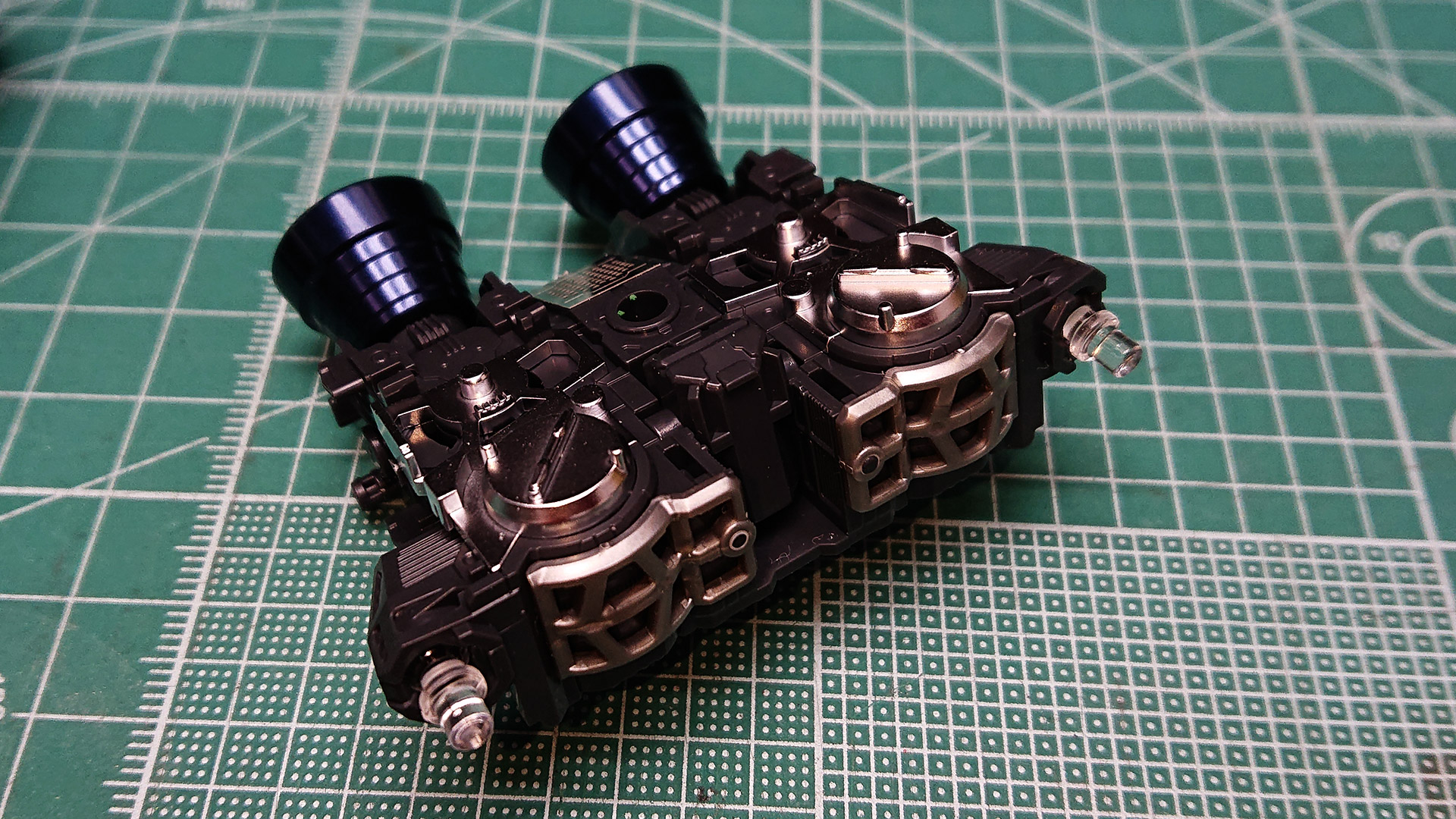 ジオン兵に「モ、モビルスーツが飛んだ!?」（設定でのガンダム本体重量は43.4t！）と言わしめるほどの強大な推力を生み出すエンジンを補強するように効果的にトラスフレームが配置されています