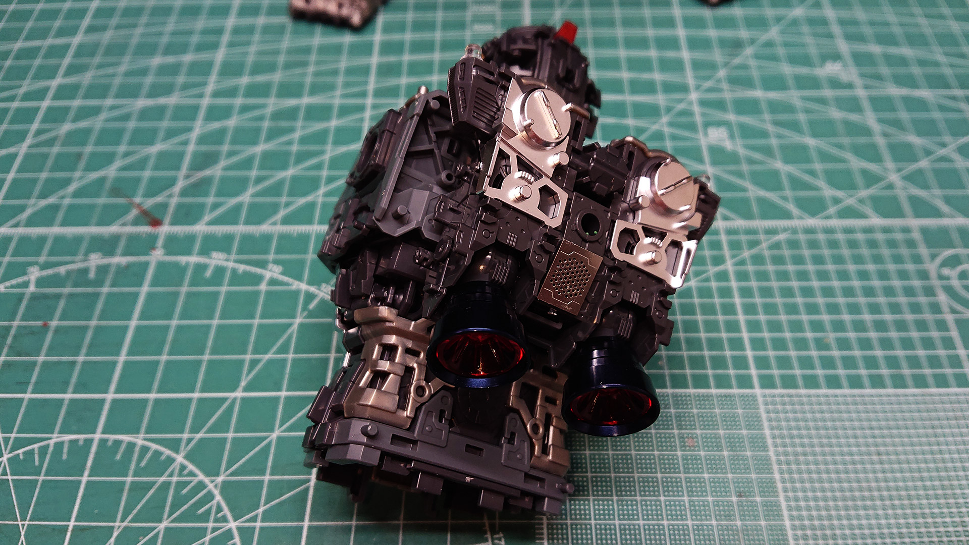 ジオン兵に「モ、モビルスーツが飛んだ!?」（設定でのガンダム本体重量は43.4t！）と言わしめるほどの強大な推力を生み出すエンジンを補強するように効果的にトラスフレームが配置されています