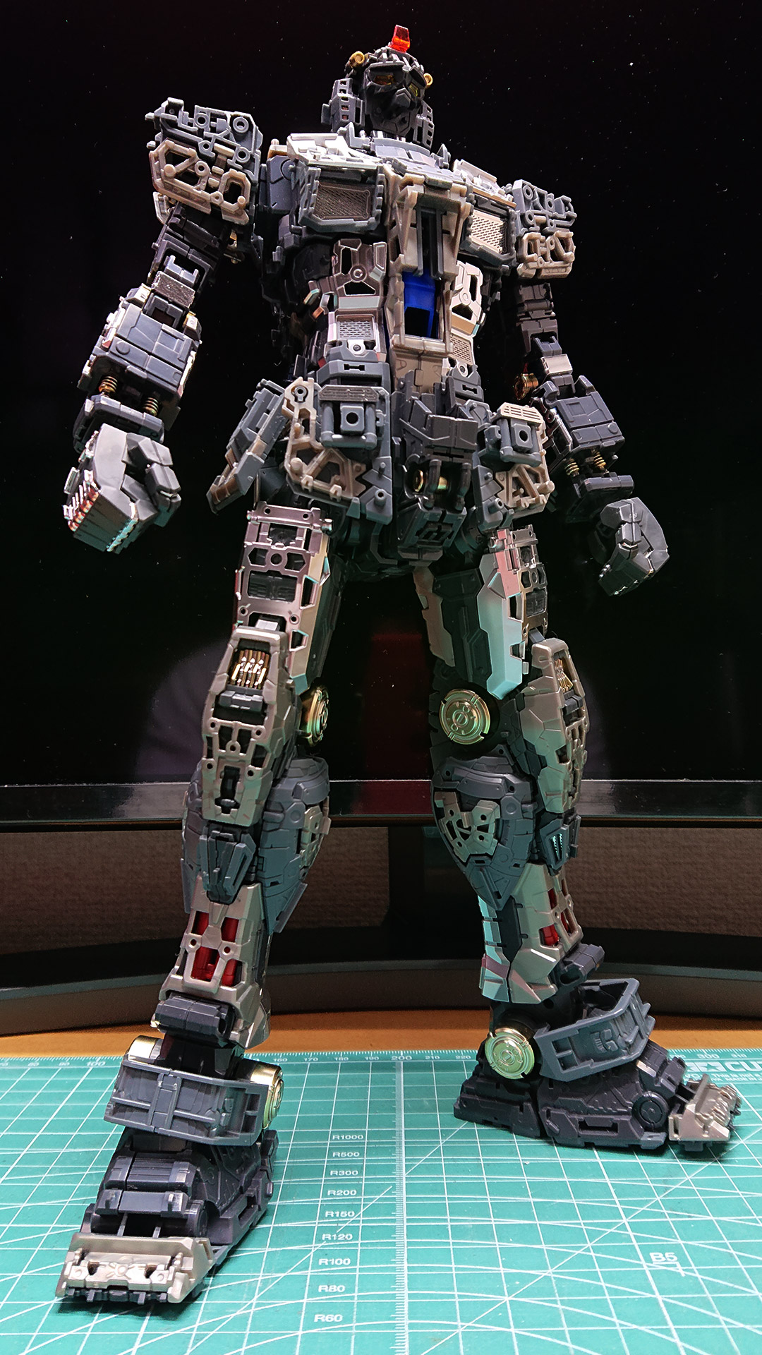 全身が仕上がってくるとトラスフレームが筋肉のスジにも見えてきます。なんだかアイアンマン的な印象も持ってしまいました