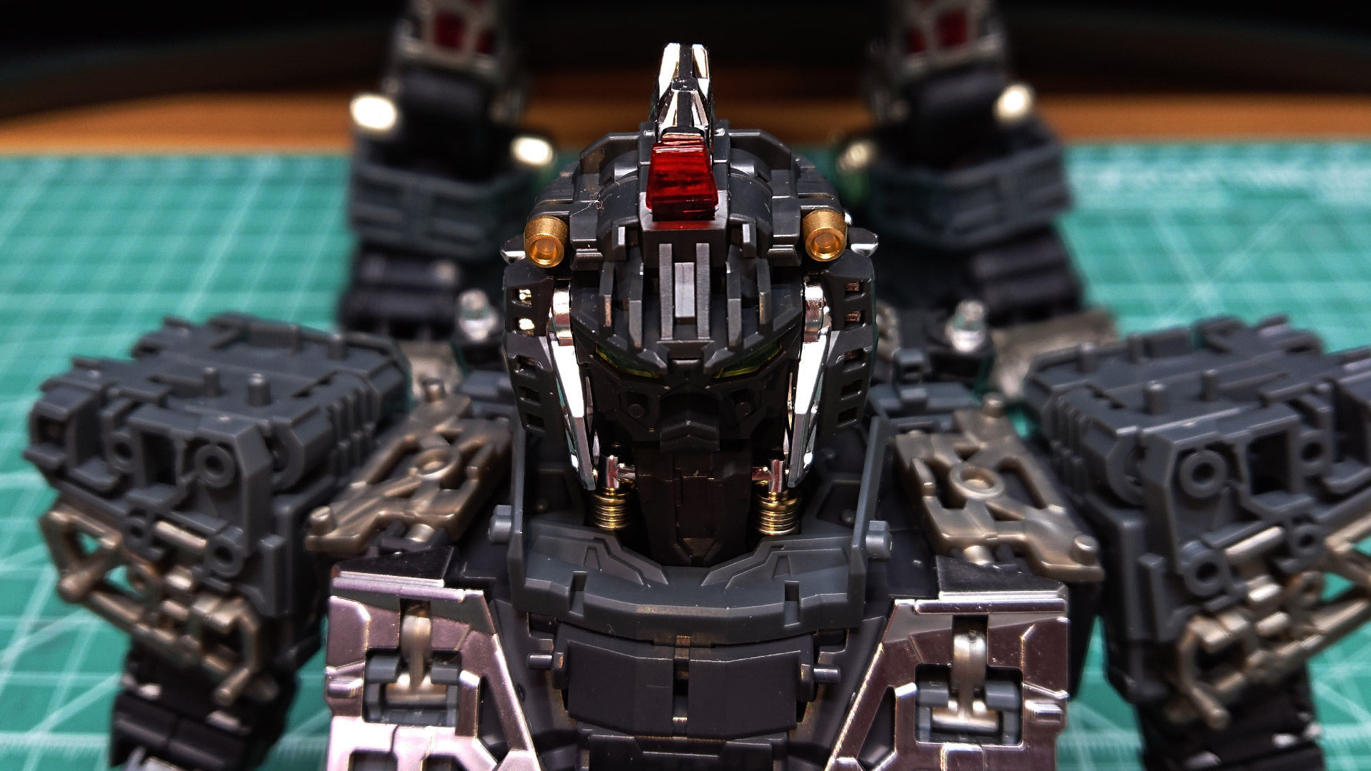 モビルスーツの頭部は”ヘルメット”と表現されることもありますが、まさにそういった感じのトラスフレームです。こちらはトランスフォーマー的にも見えますね