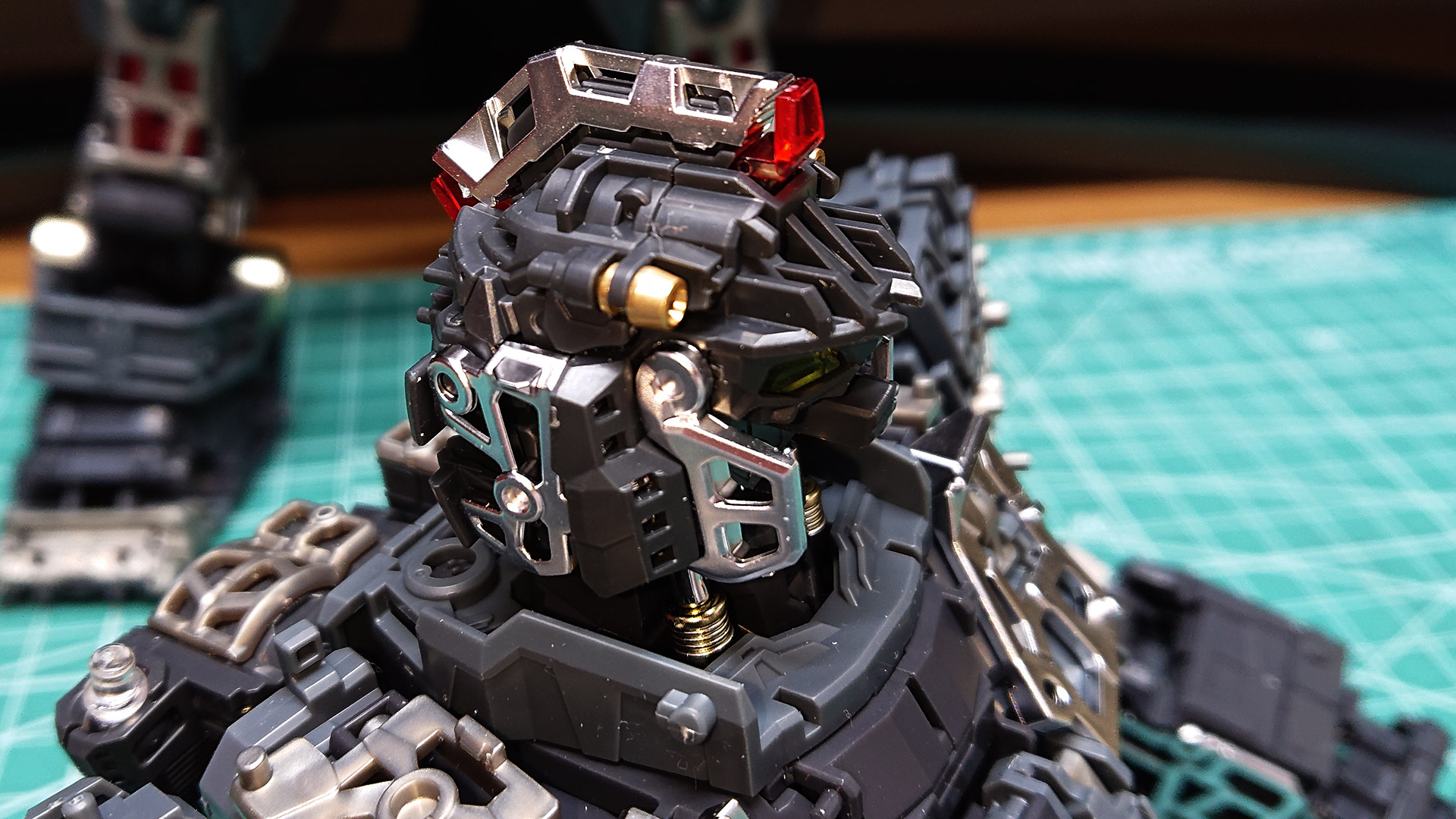 モビルスーツの頭部は”ヘルメット”と表現されることもありますが、まさにそういった感じのトラスフレームです。こちらはトランスフォーマー的にも見えますね