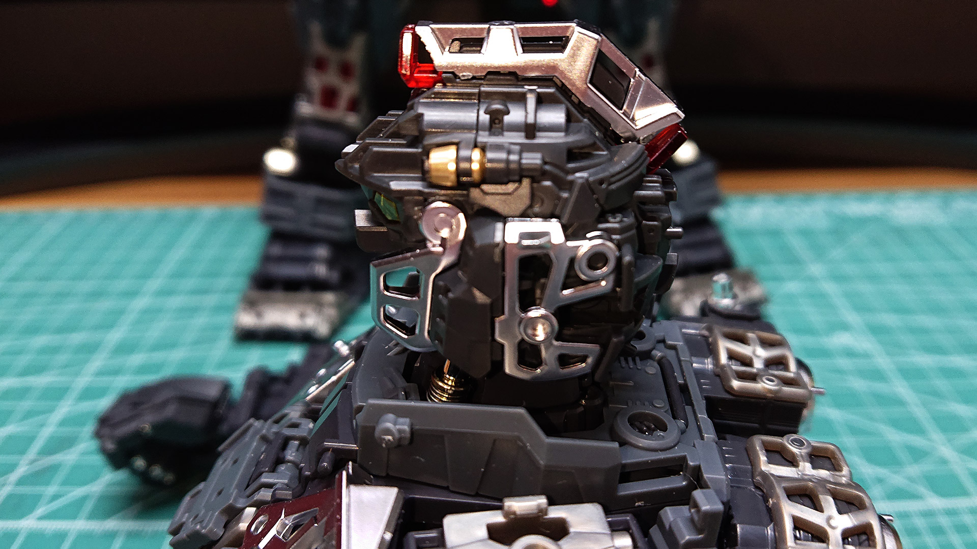 モビルスーツの頭部は”ヘルメット”と表現されることもありますが、まさにそういった感じのトラスフレームです。こちらはトランスフォーマー的にも見えますね